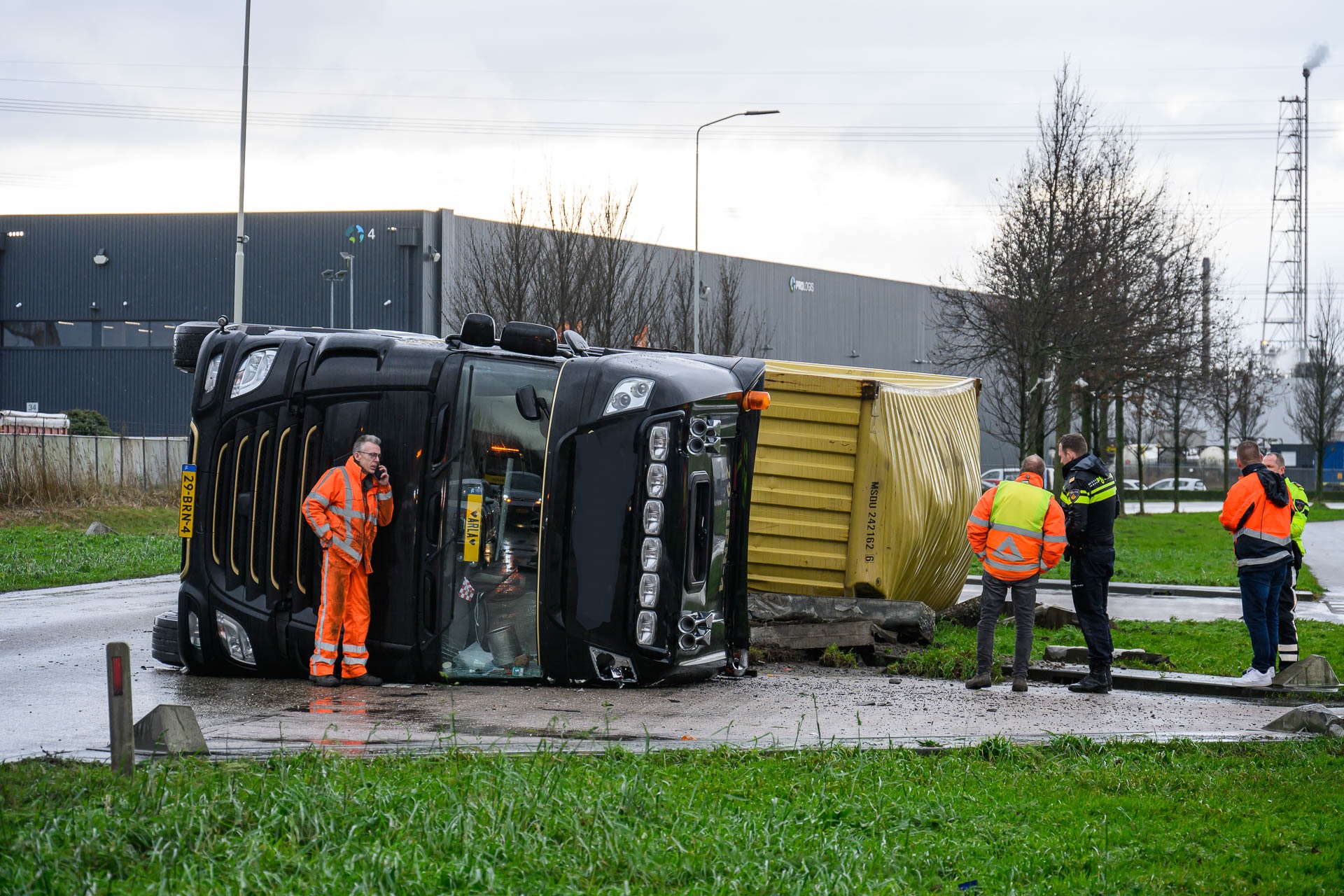 Vrachtwagen met augurken gekanteld op industrieterrein