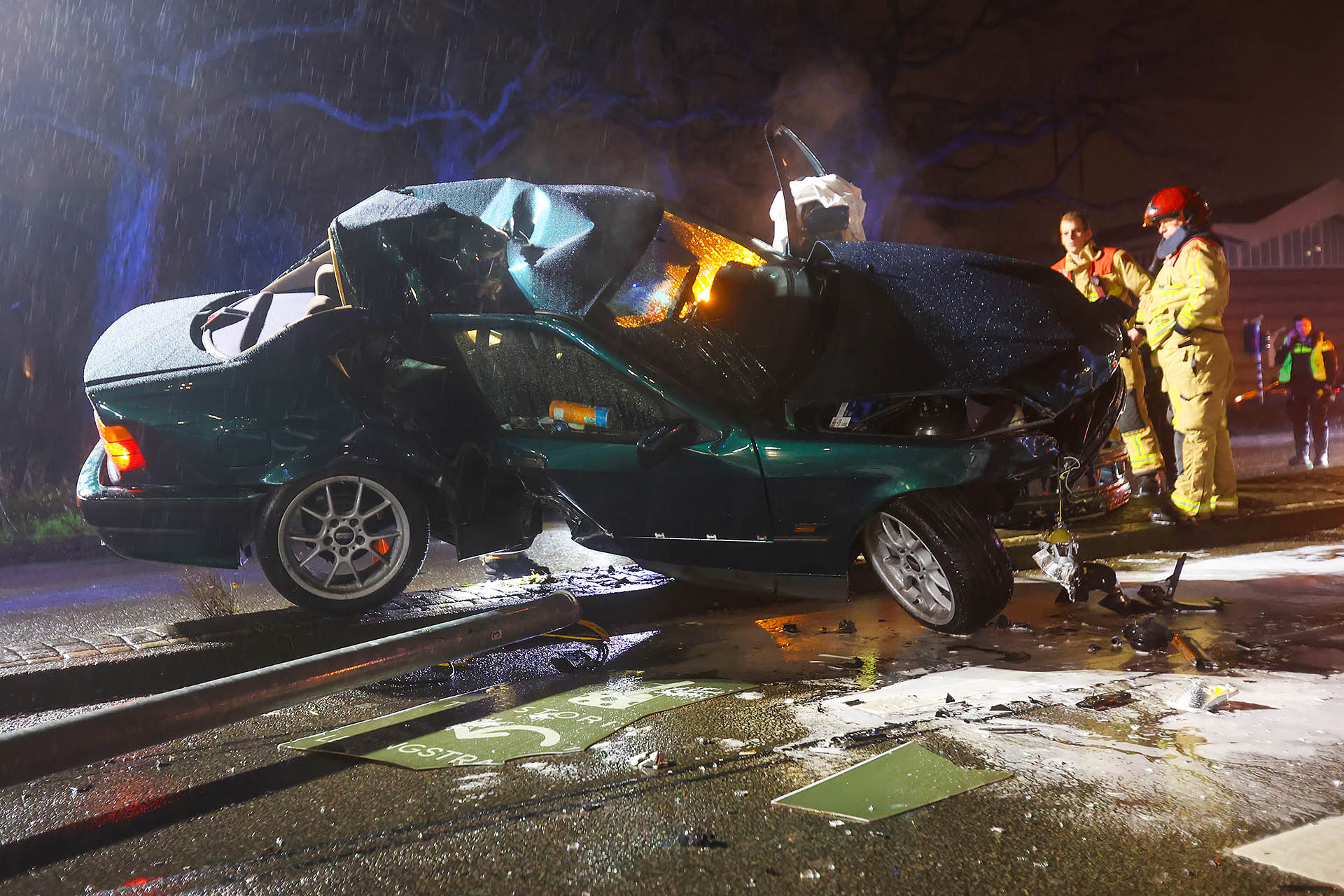 Drie mensen gewond bij ernstig ongeluk, bestuurder bekneld in auto