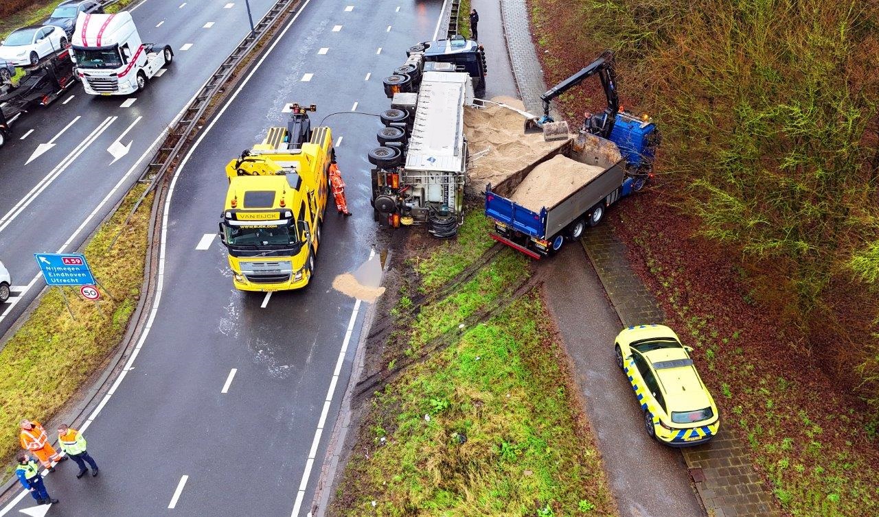 Vrachtwa­gen met zand kantelt, A59 dicht