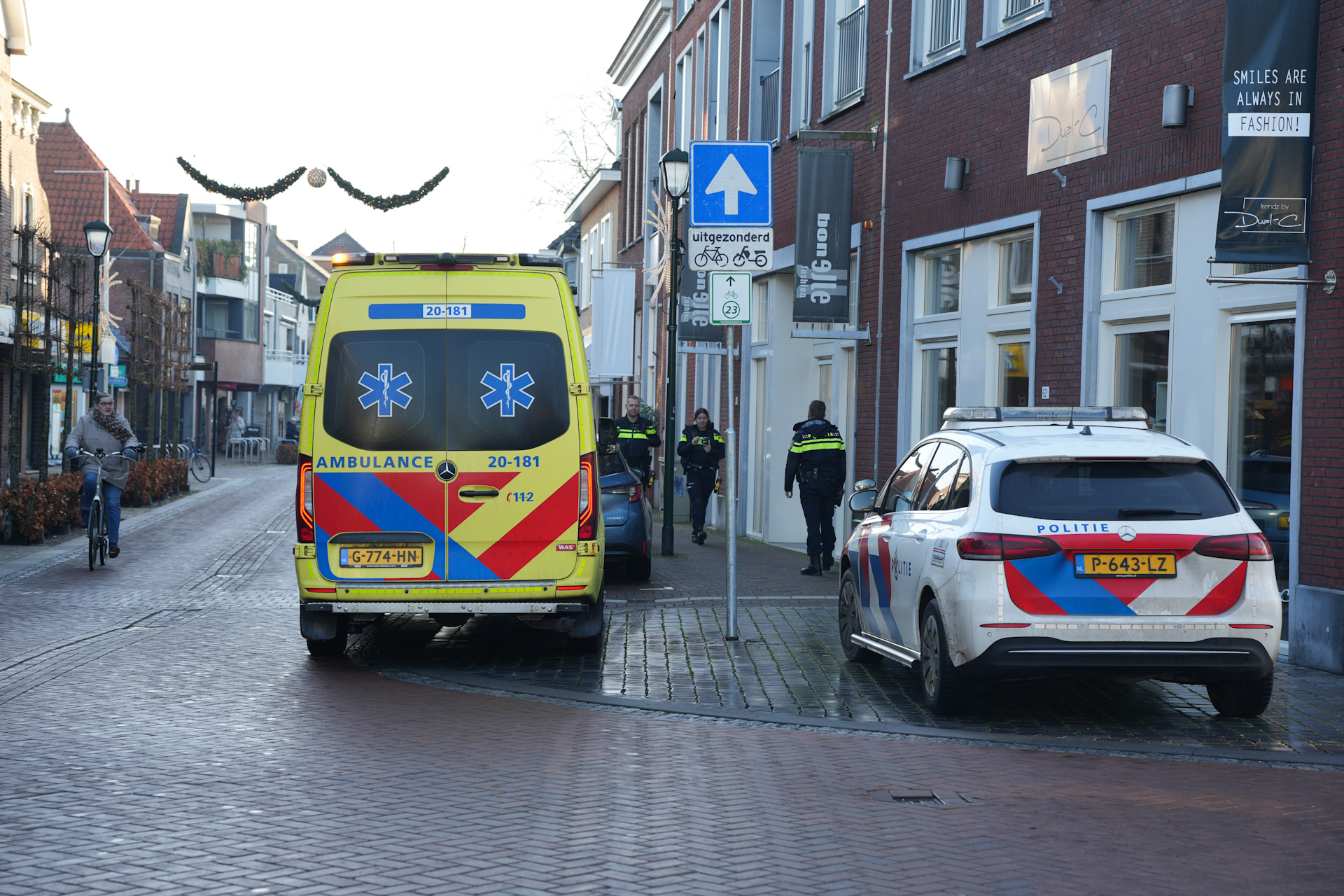 Jong kind rent straat op en wordt aangereden