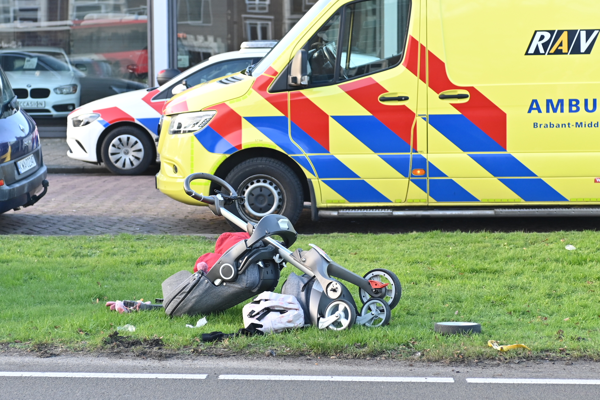 Vrouw met kinderwagen aangereden door auto