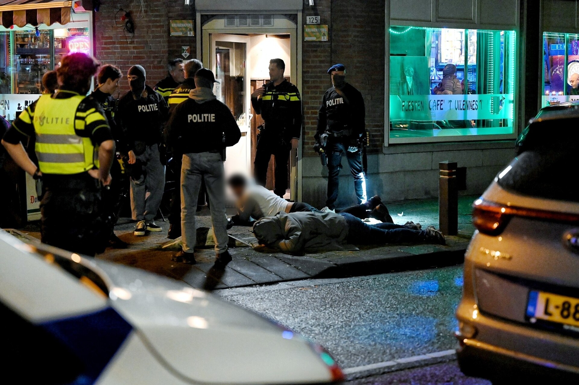 Arrestatieteam valt café binnen vanwege meeting verboden motorclub