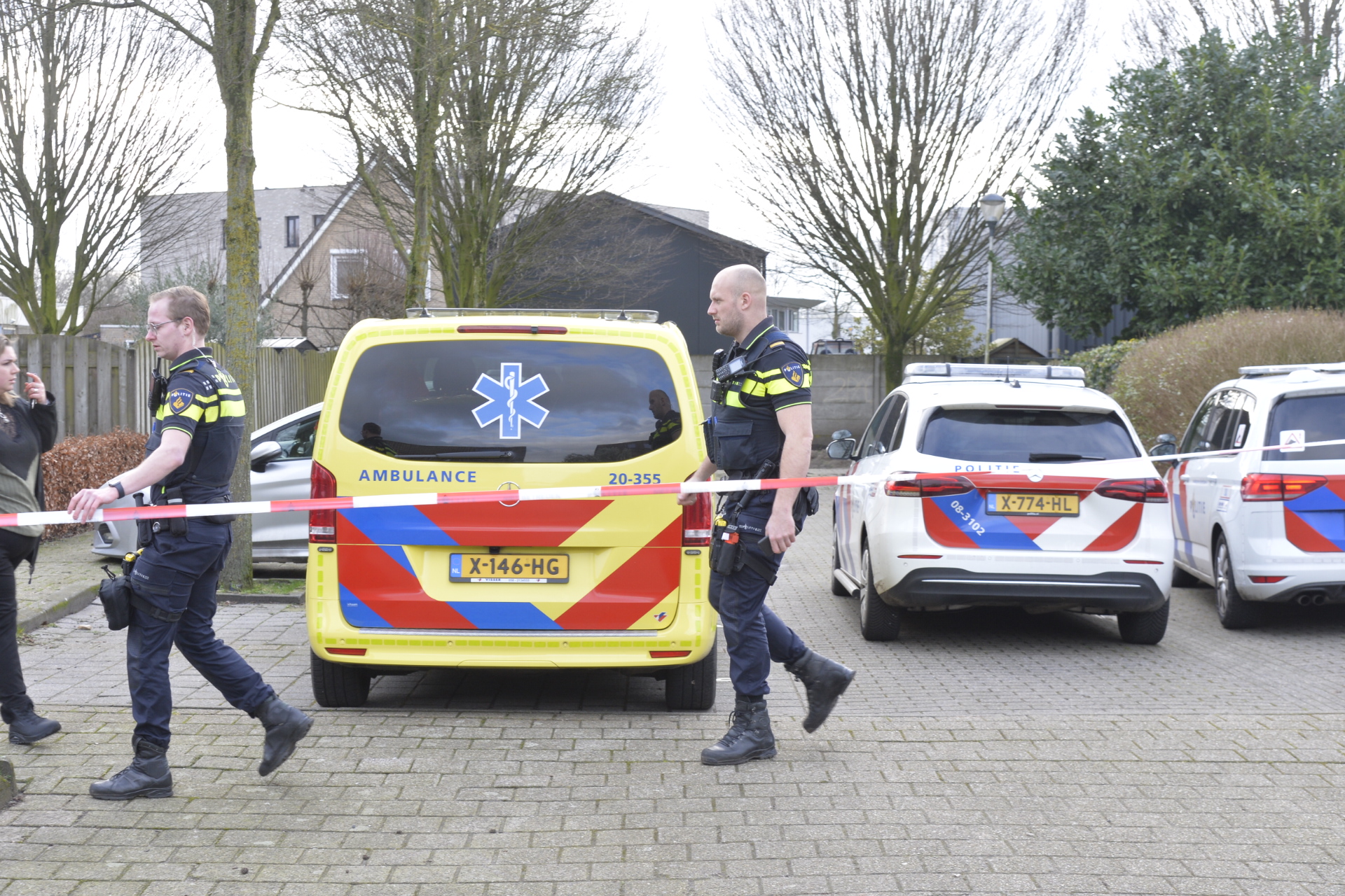 Straat afgesloten na melding van steekpartij, slachtoffer in ambulance