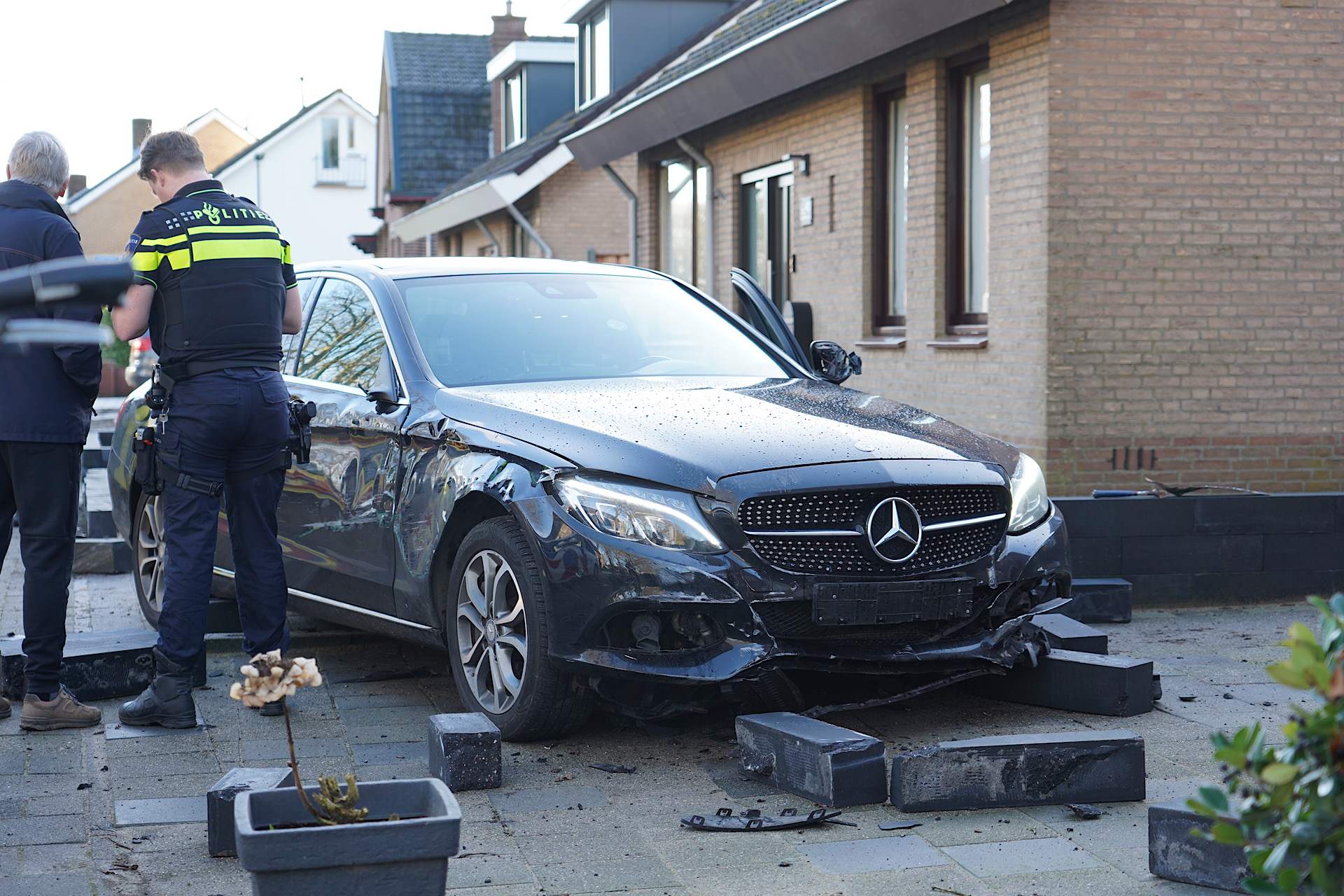Automobilist verliest macht over het stuur en rijdt voortuin in