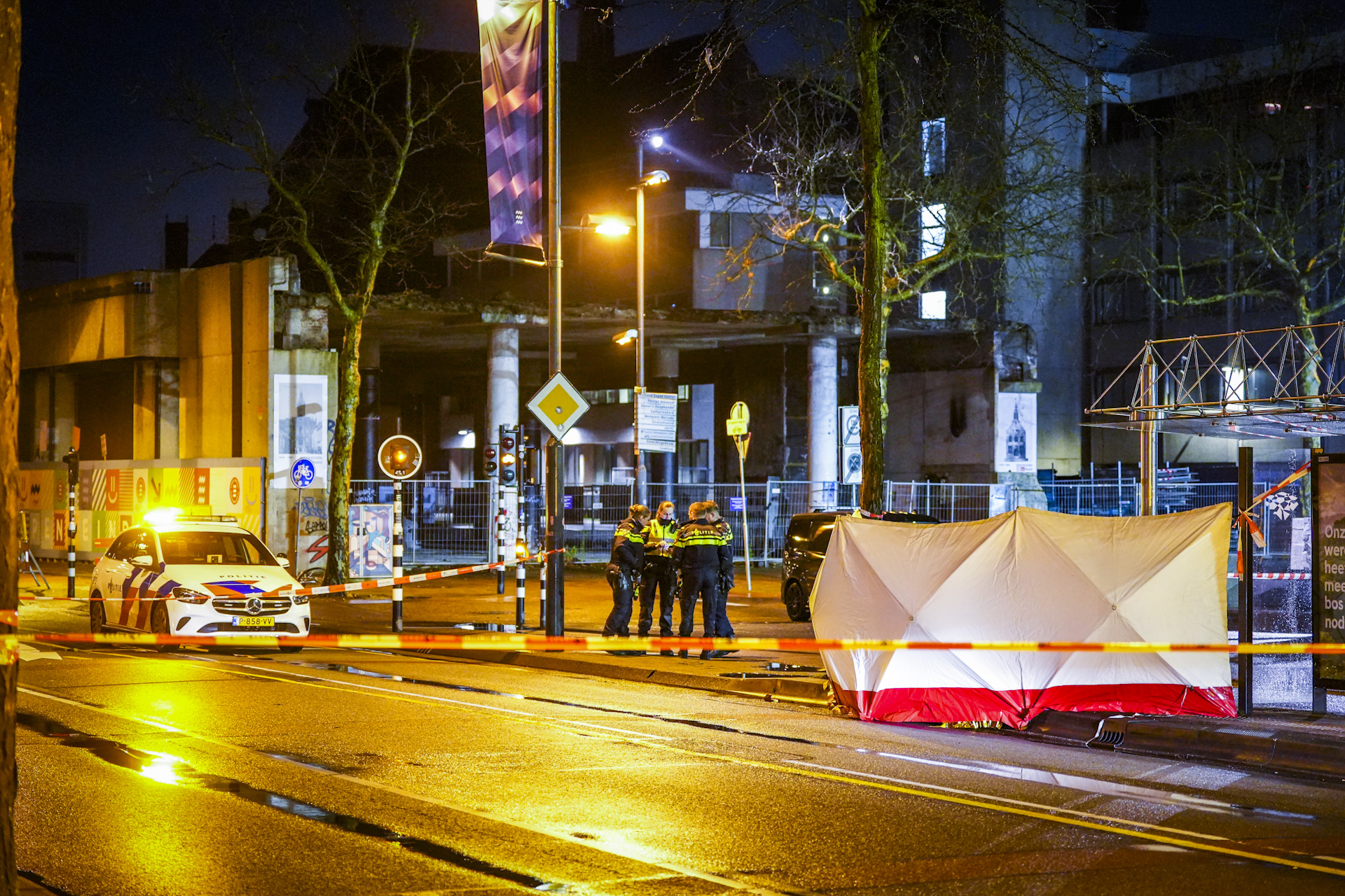 Overleden man aangetroffen in bushokje, straat afgesloten