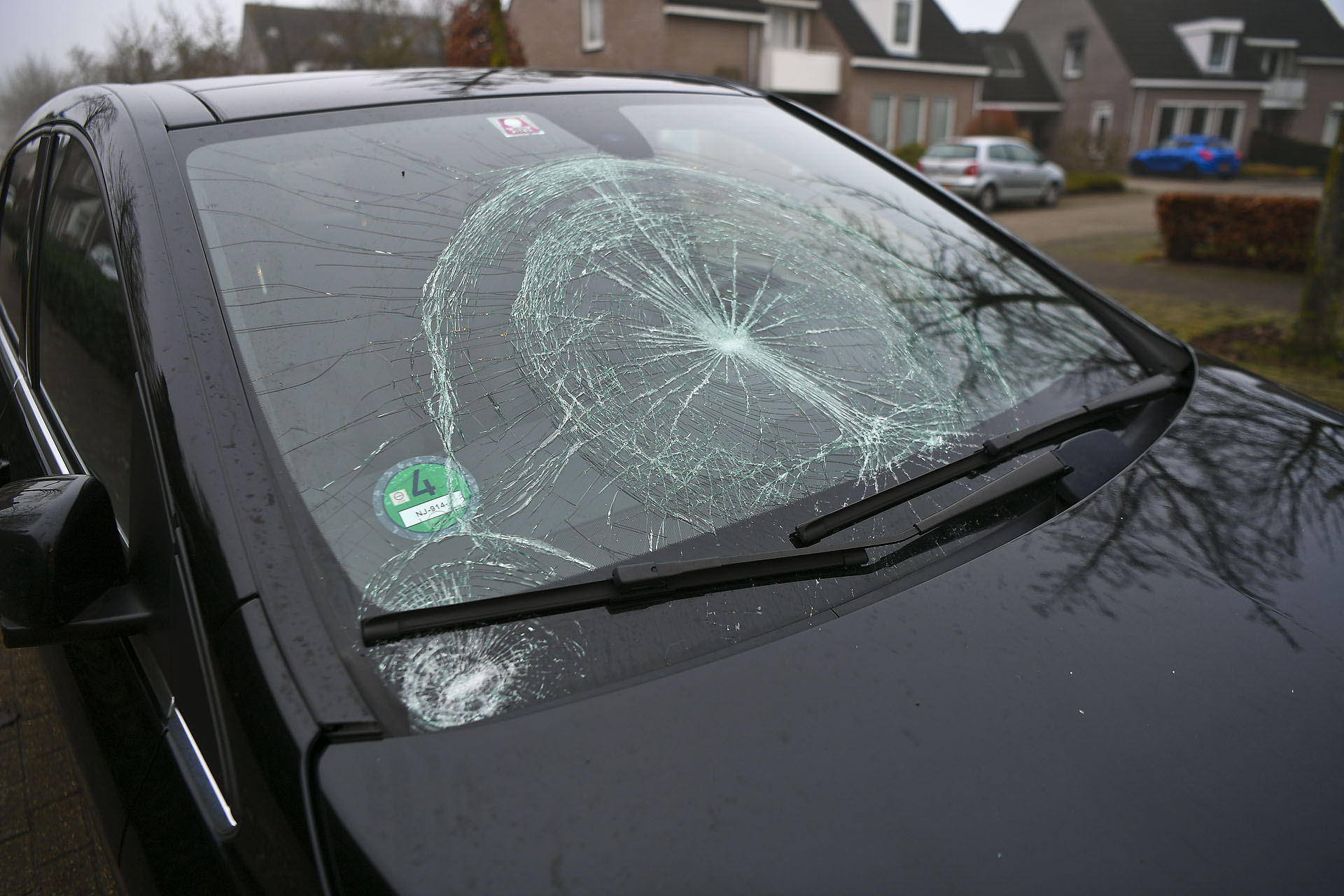 Twee meiden op fiets aangereden door auto, gewond naar ziekenhuis