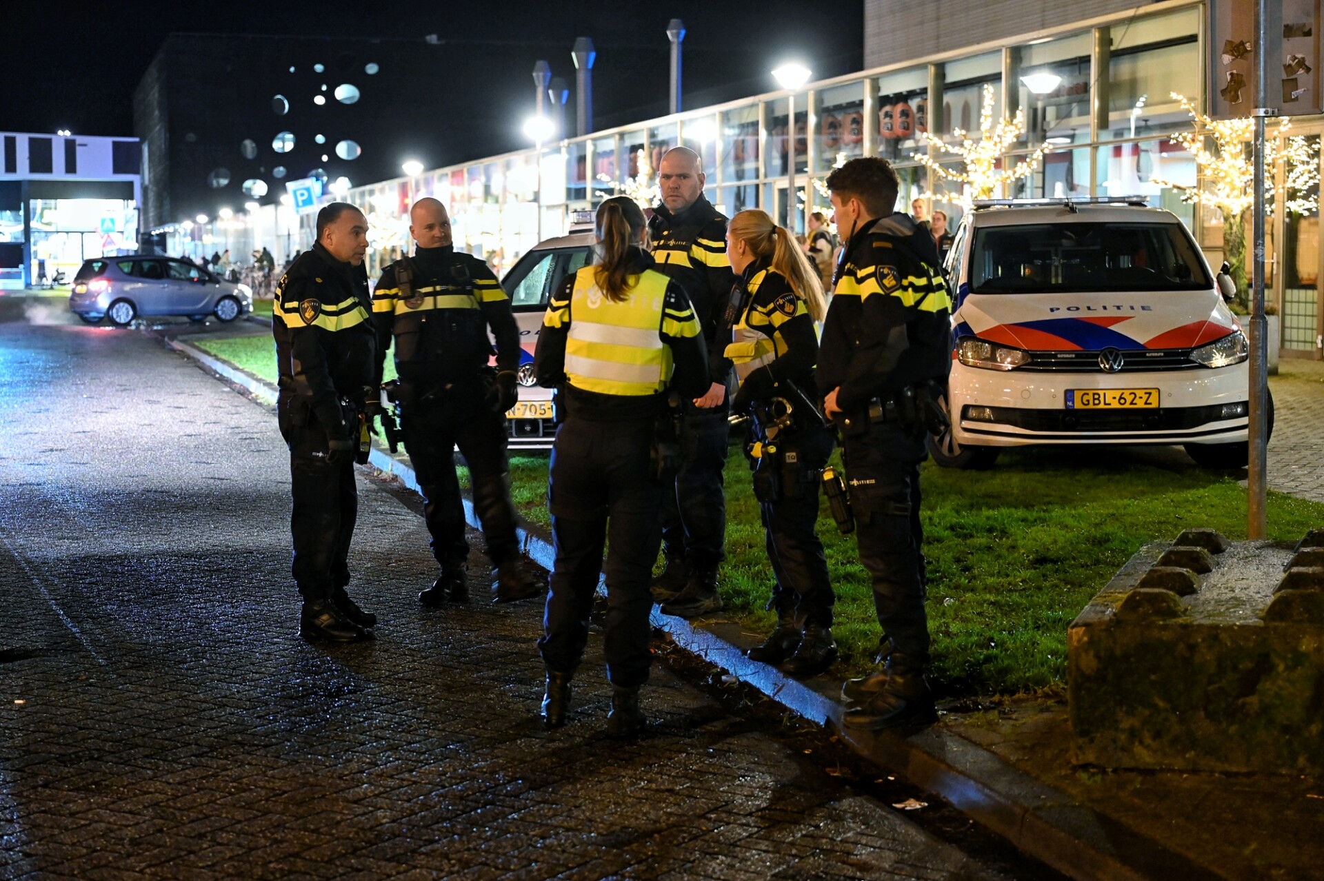 Onrust na ijshockeywedstrijd, politie met honden grijpt in