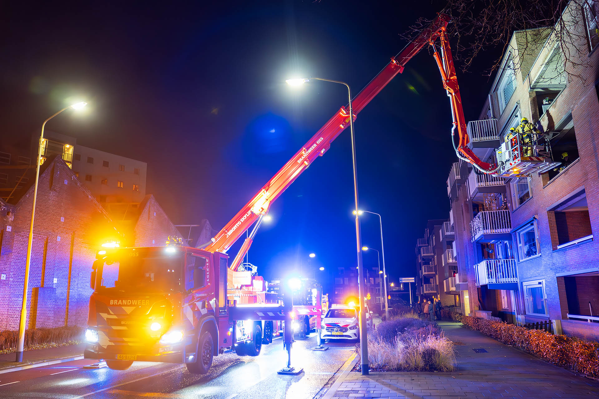 Man uit brandende flat gered