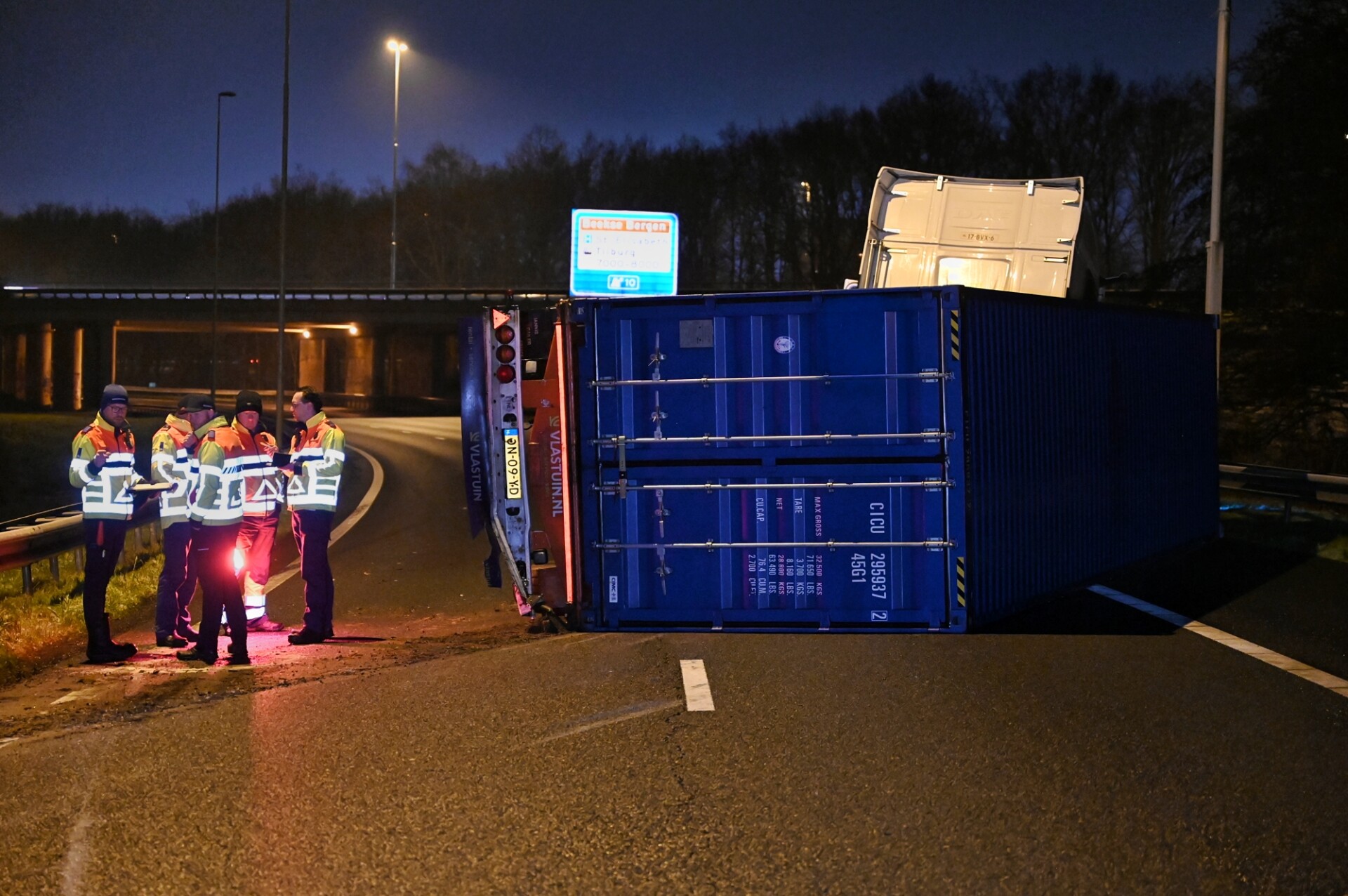 Vrachtwagen met meubels kantelt door gladheid op snelweg