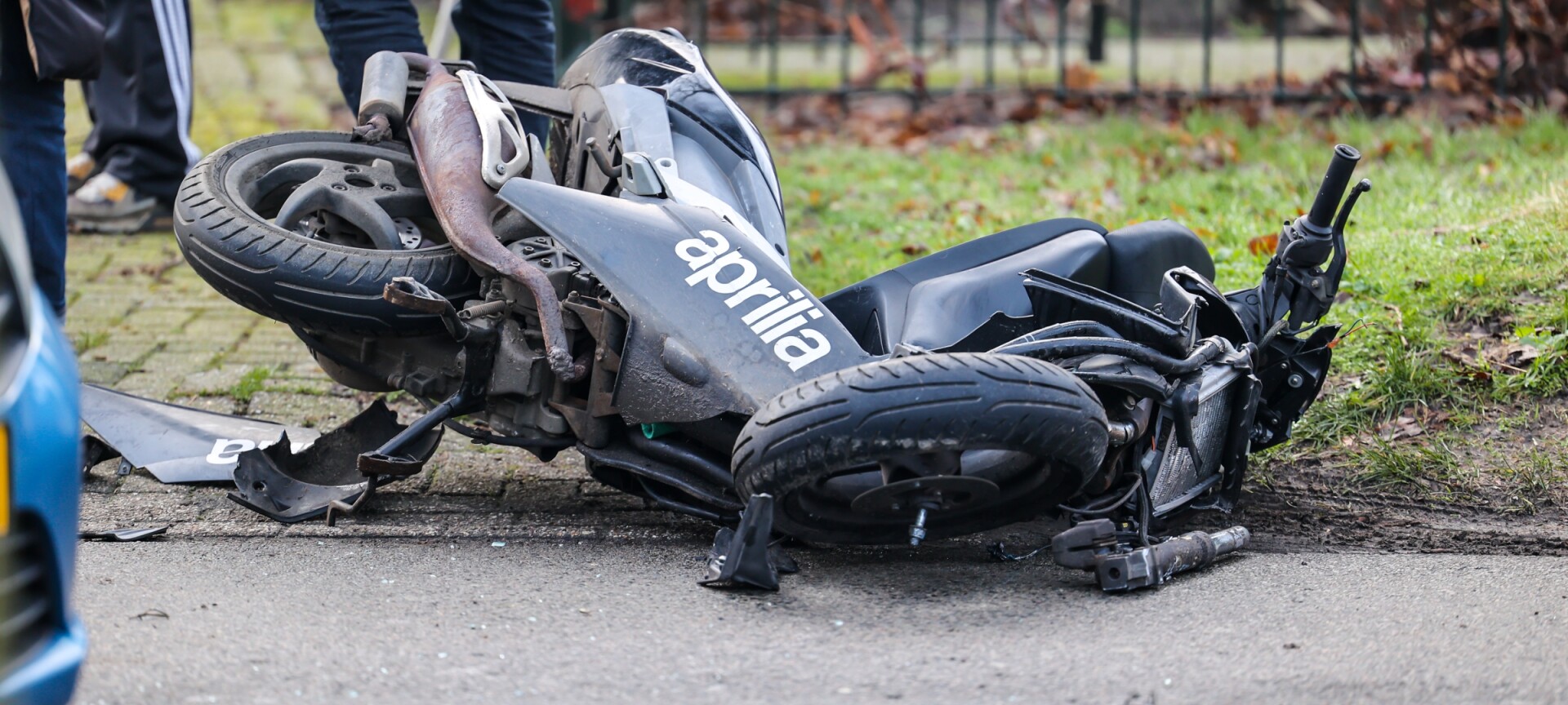 Scooterrijder ernstig gewond na botsing met auto