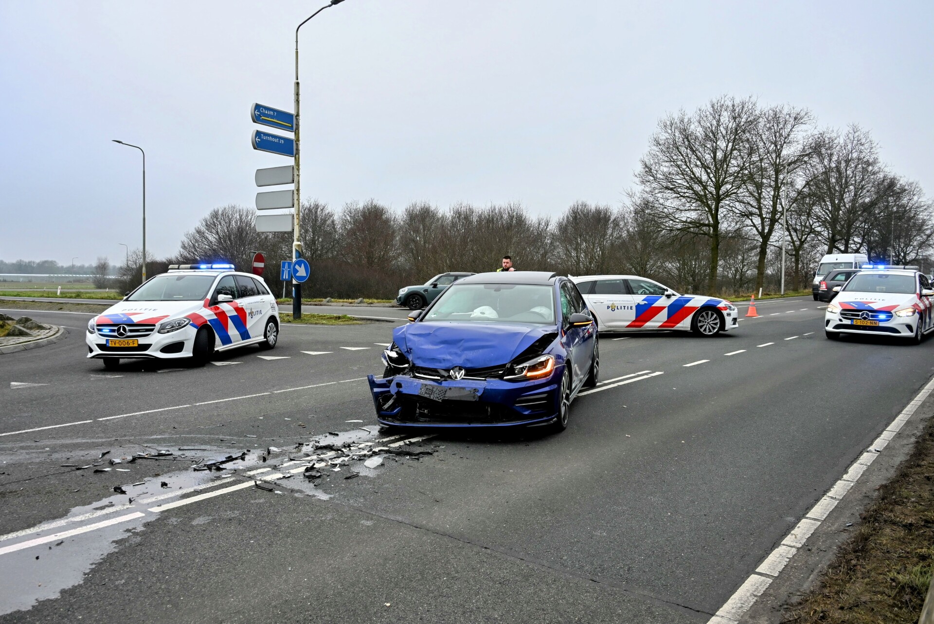 Veel schade na frontale botsing, weg tijdelijk dicht