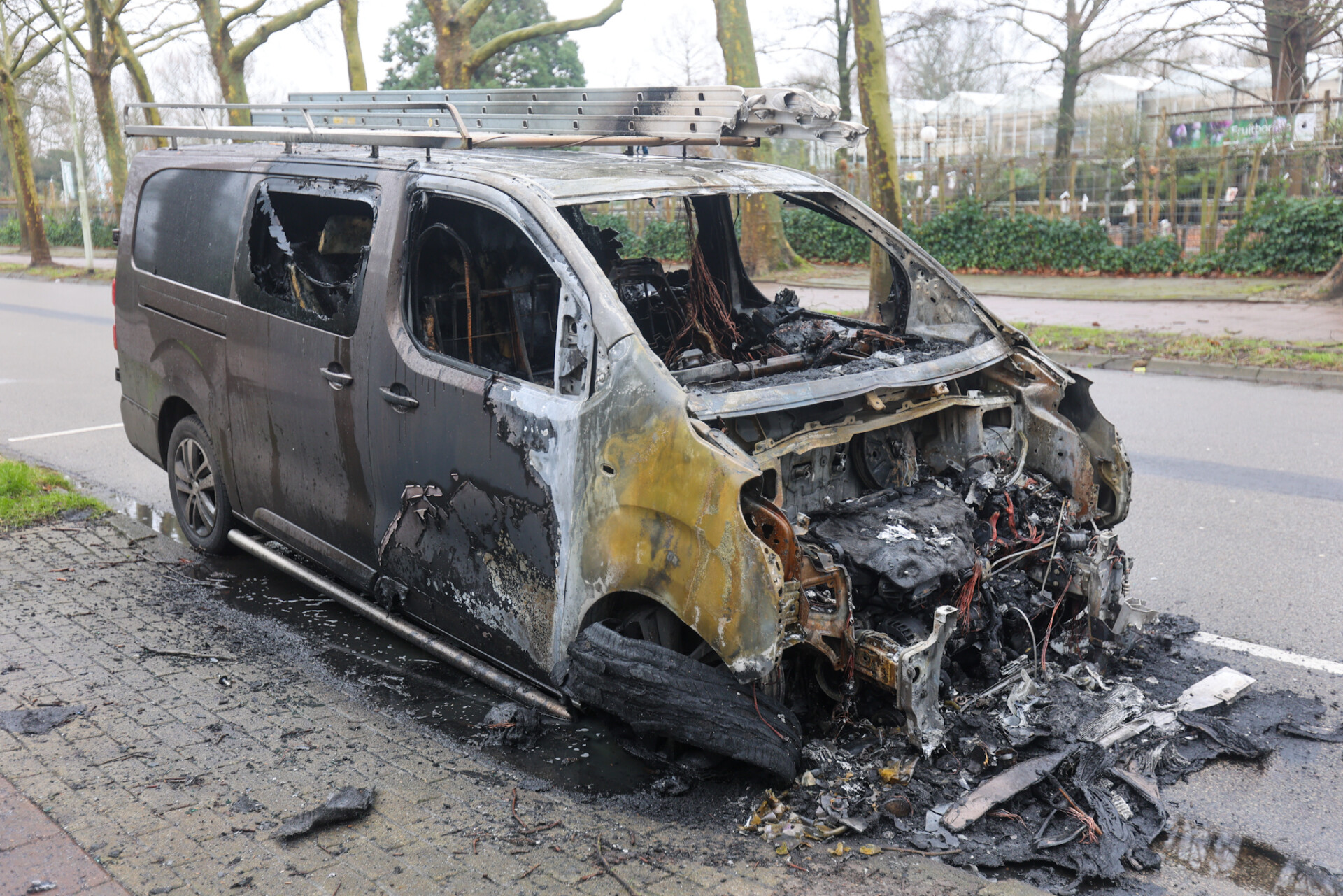 Bestelbus verwoest door brand, politie onderzoekt oorzaak