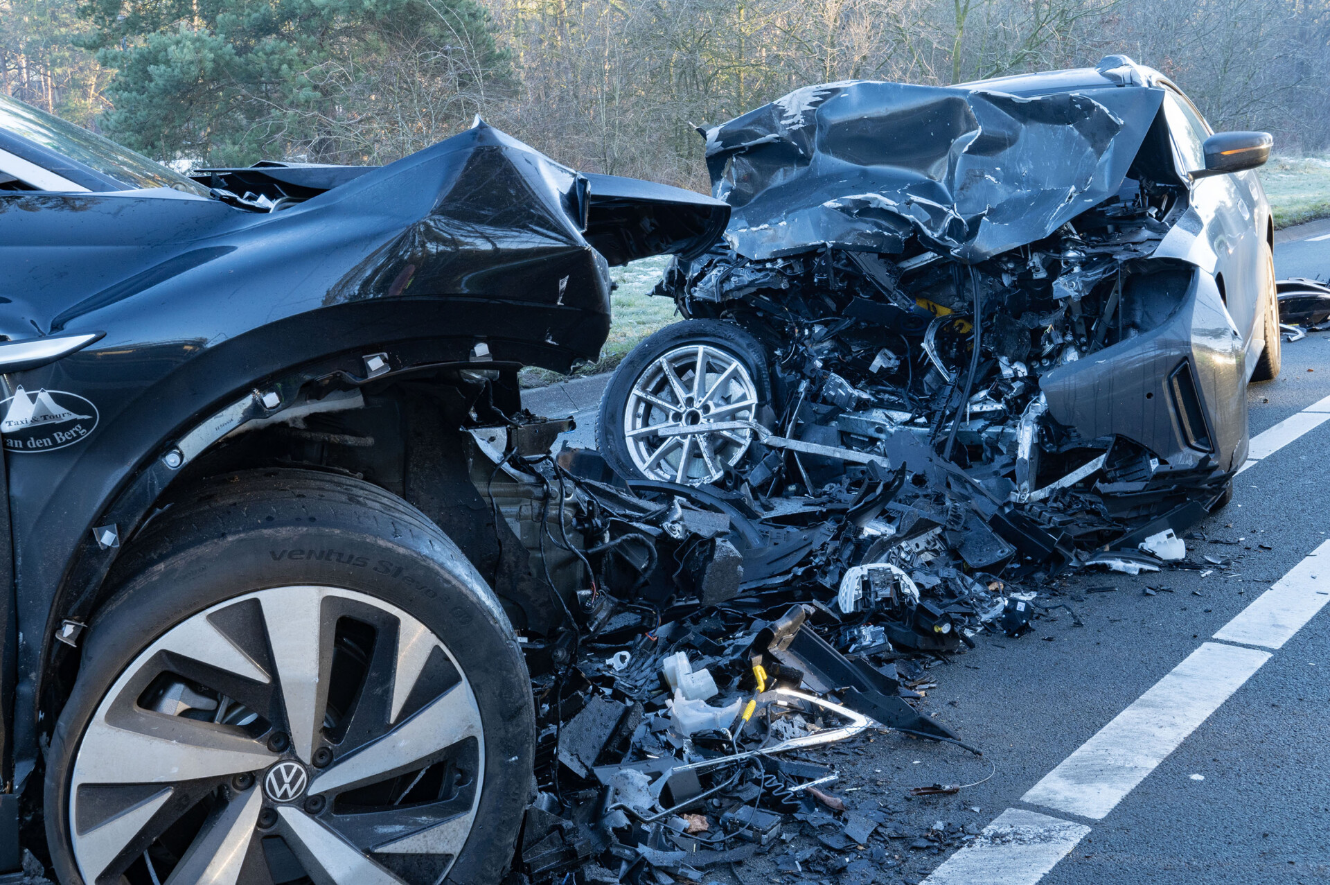 Ravage nadat taxi frontaal op auto botst, twee gewonden