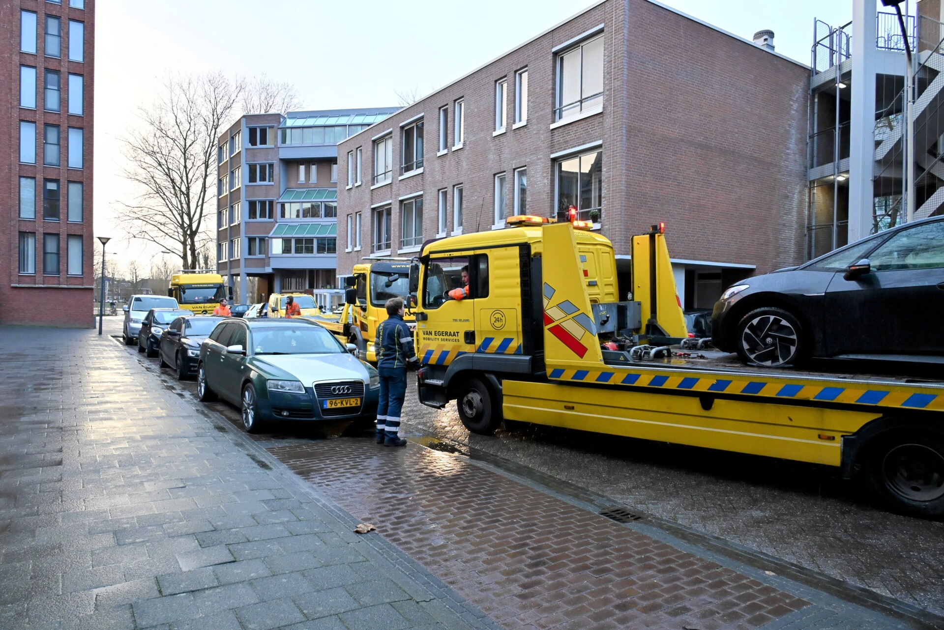 Banden van tientallen auto’s lek gestoken