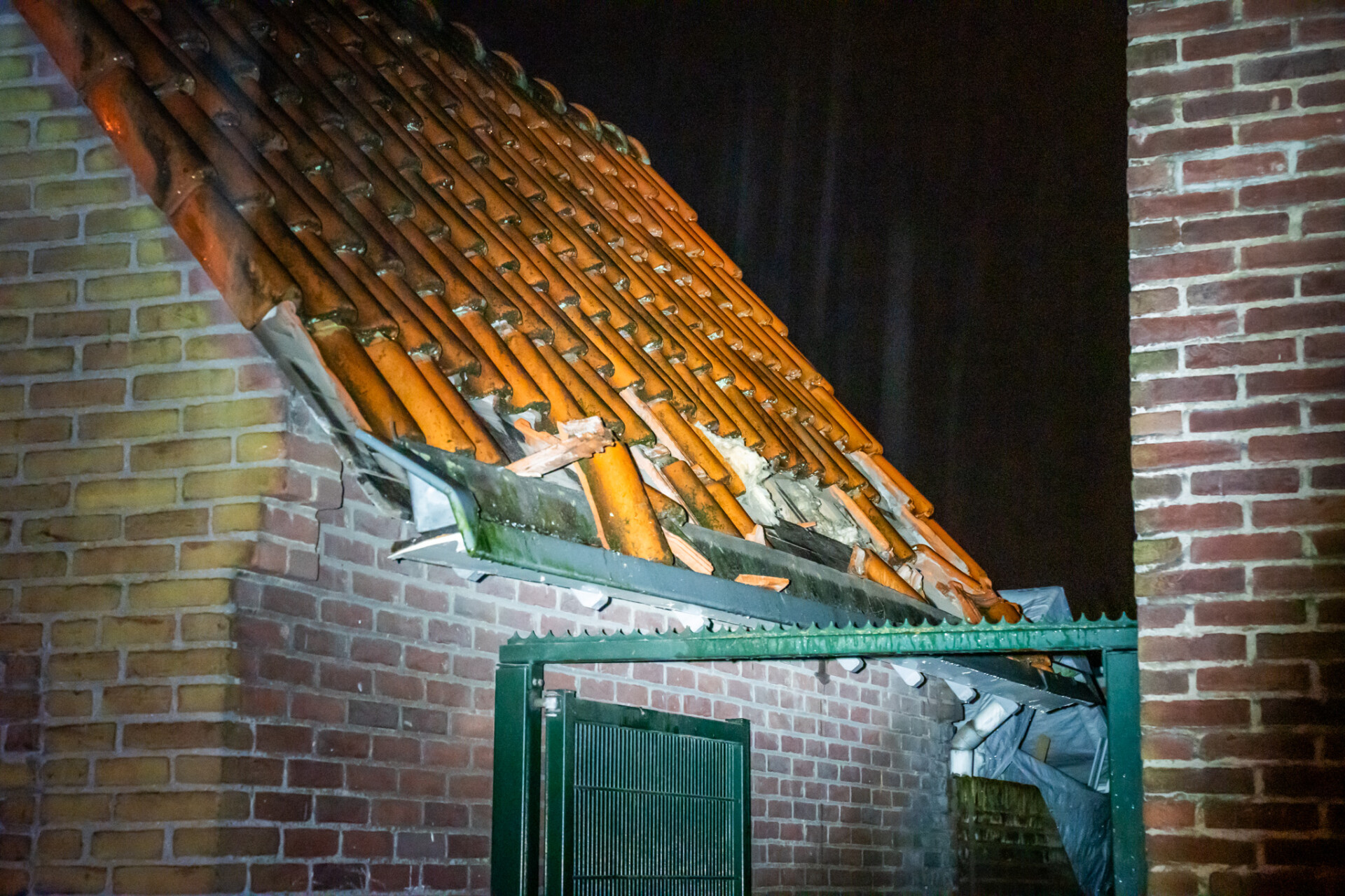 Dakpannen op straat na explosie van illegaal vuurwerk