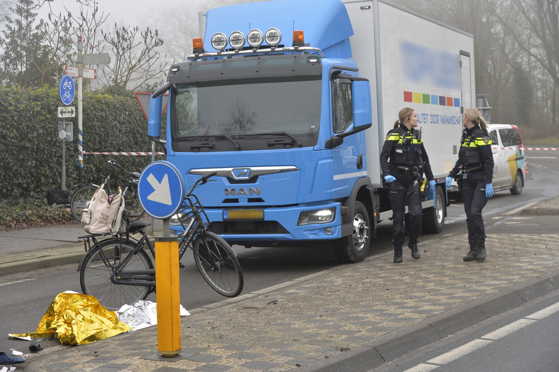 Meisje op fiets zwaargewond bij aanrijding met vrachtwagen