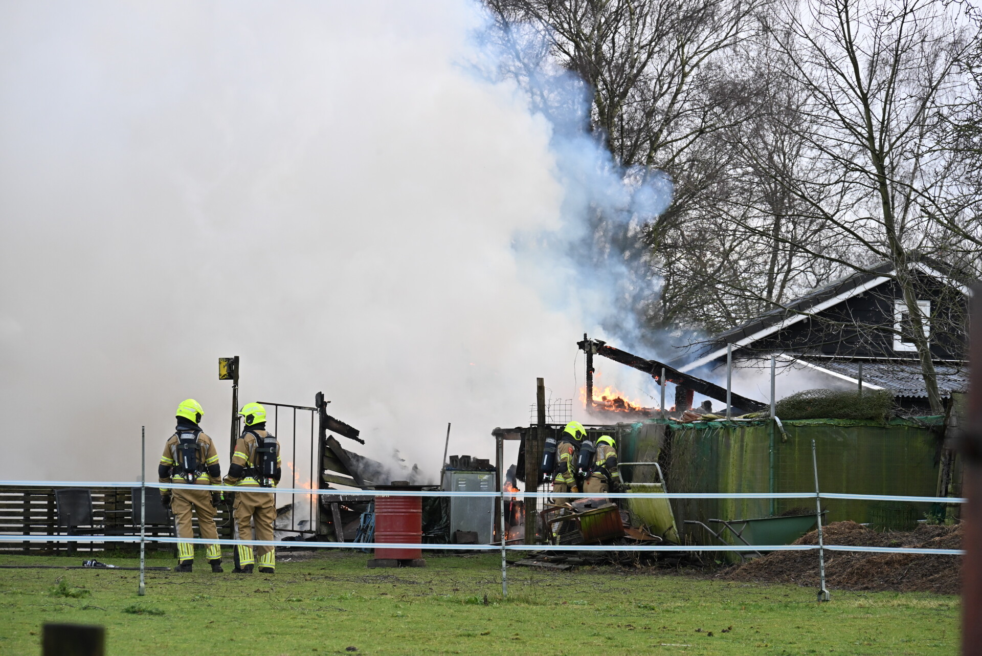 Grote brand in stal, rookpluim van grote afstand zichtbaar