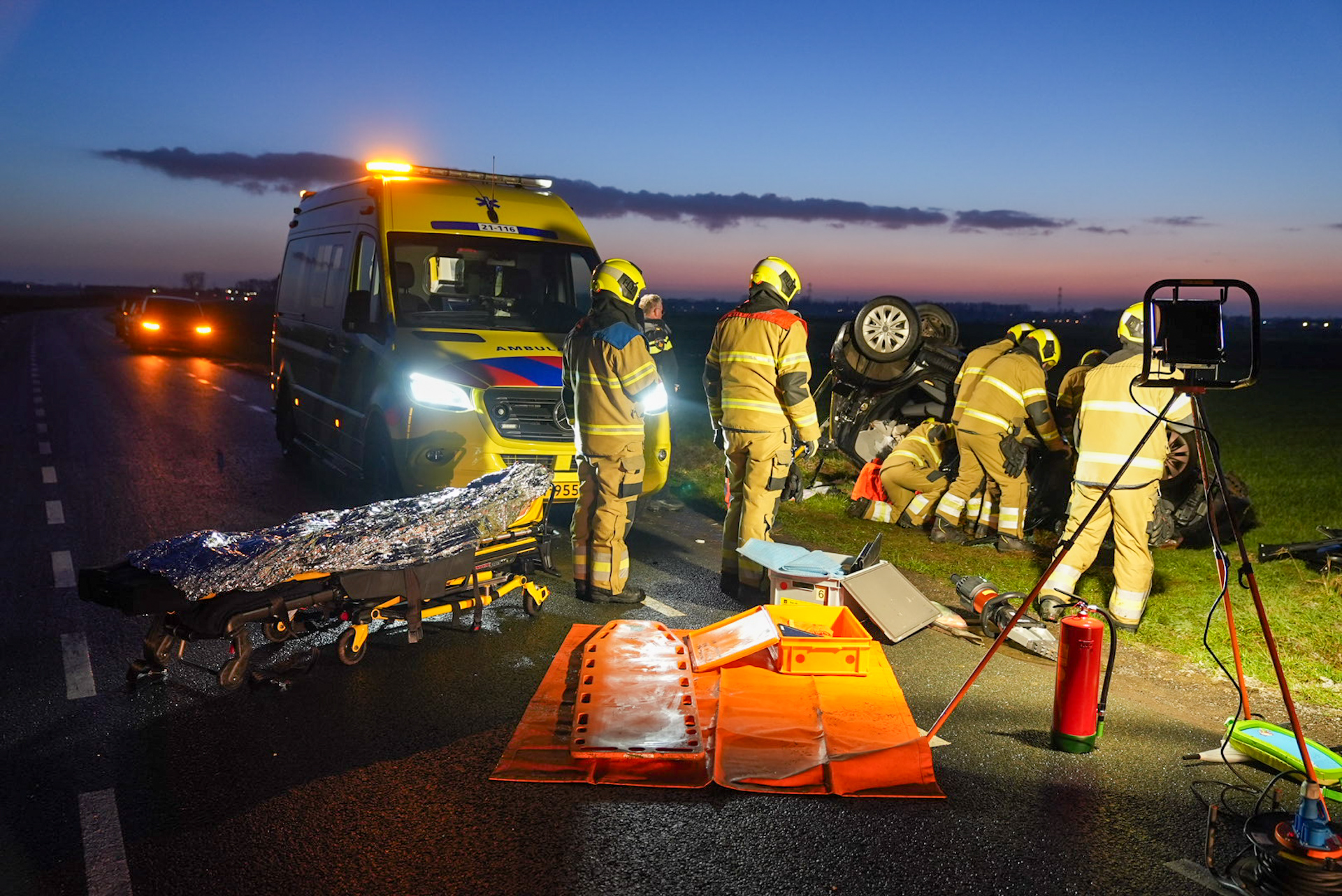 Vrouw slaat met auto over de kop op gladde weg