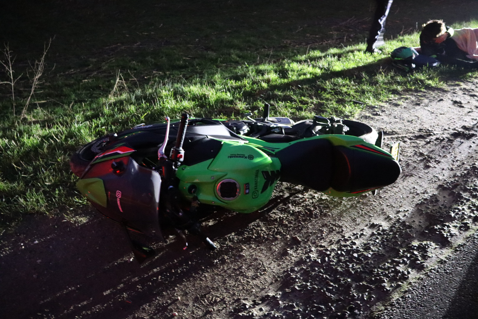 Motorrijder raakt van de weg en komt hard ten val