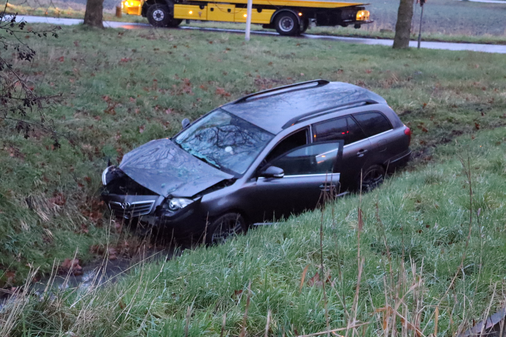 Auto rijdt na aanrijding in sloot en raakt total loss