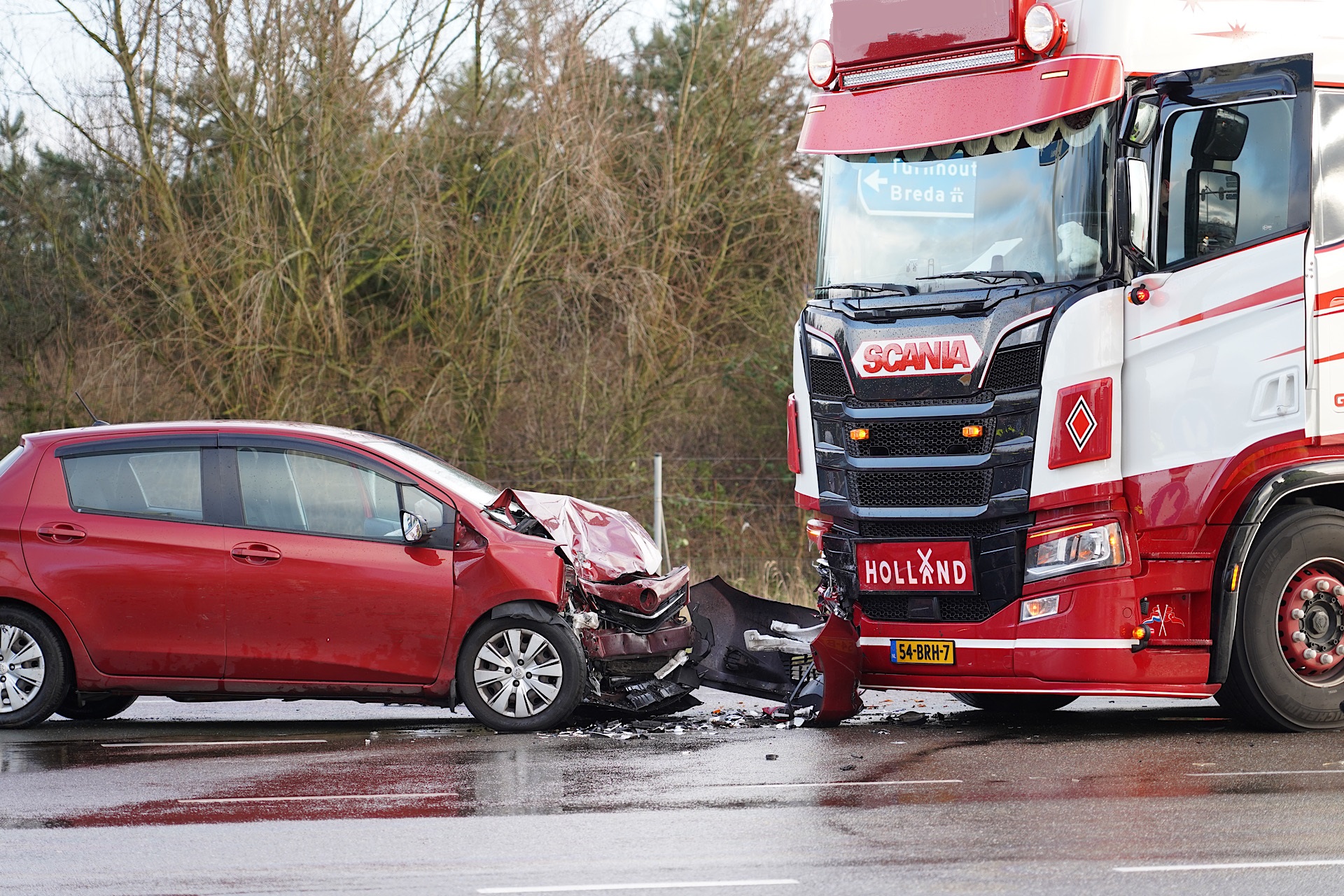 Veel schade na frontale botsing tussen auto en vrachtwagen
