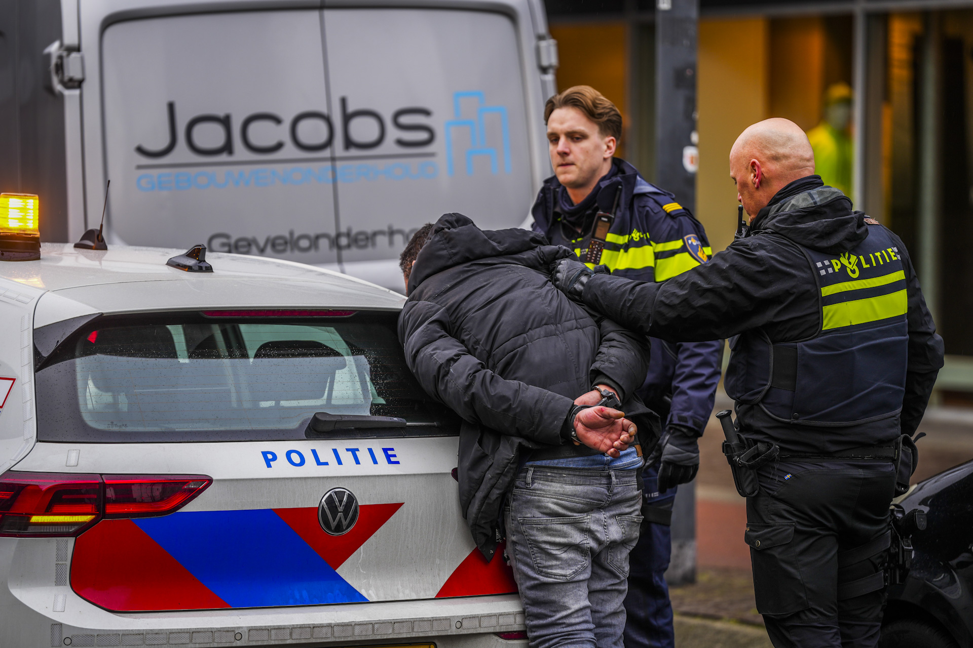 Automobilist rijdt in op groep mensen na ruzie, twee gewonden
