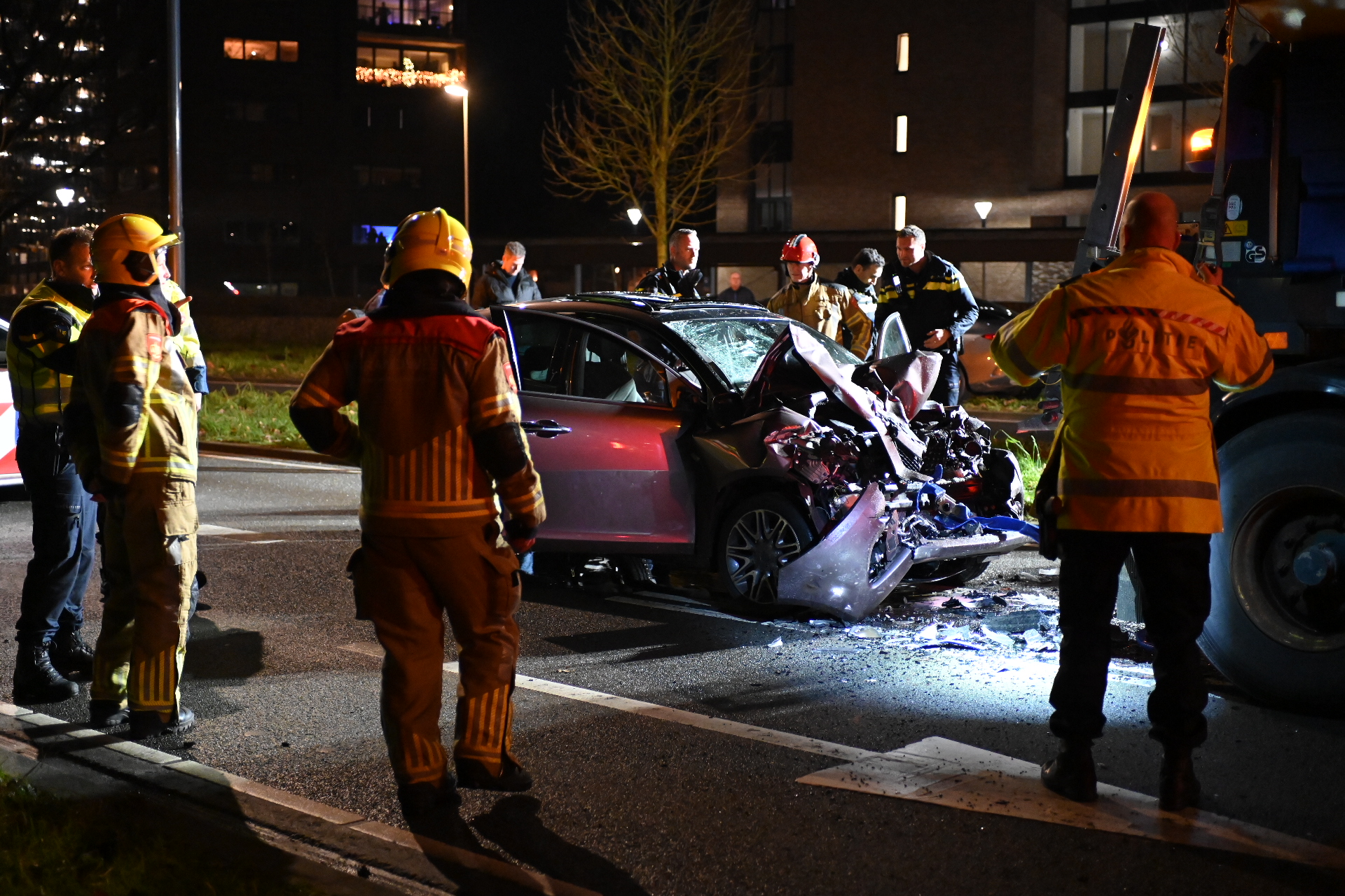 VIDEO: Auto botst achterop strooiwagen, Tilburger (86) overleden