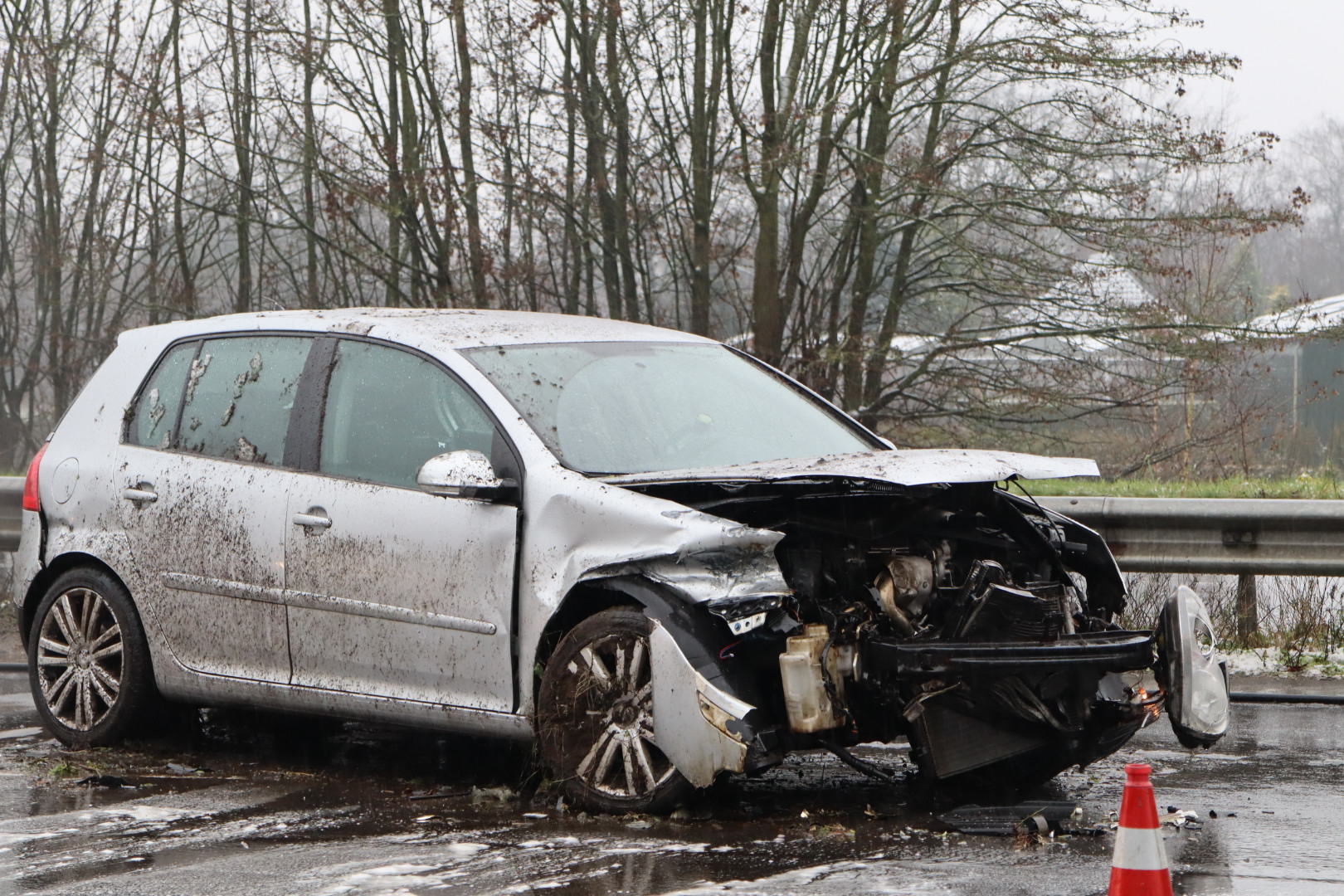 Auto botst tegen vangrail door gladheid