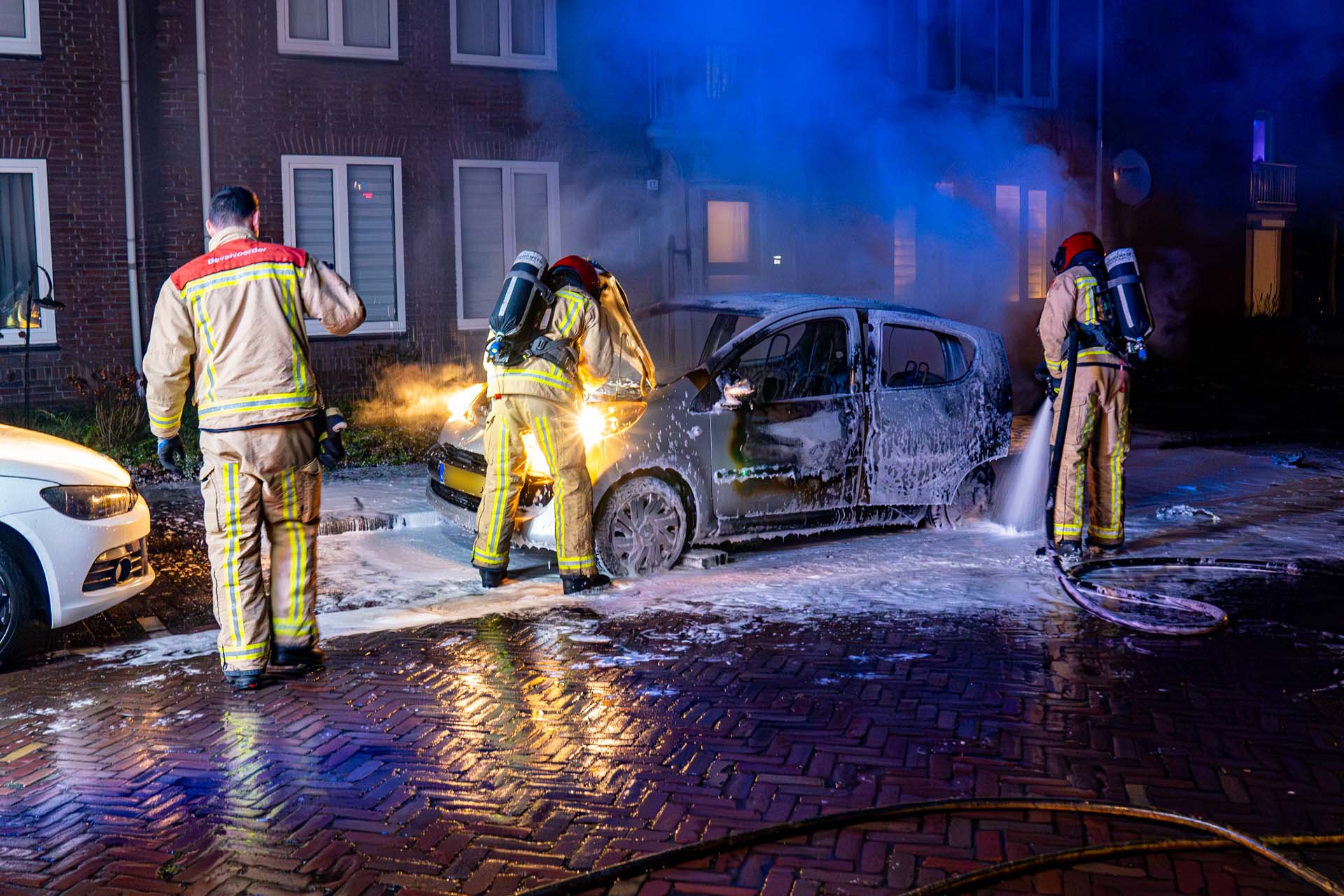 Geparkeerde auto uitgebrand, mogelijk brandstichting