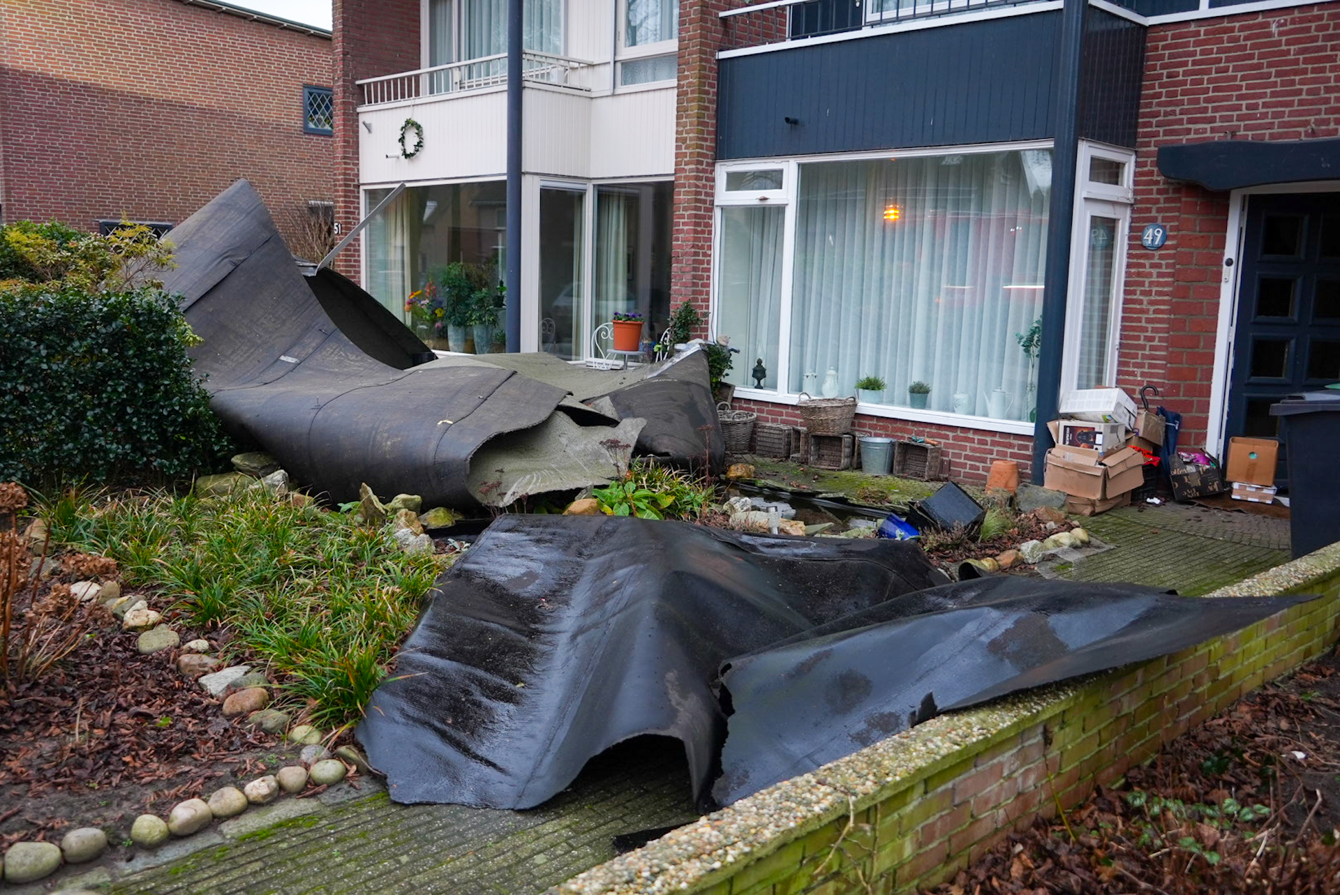 Dak van woningen gewaaid tijdens storm