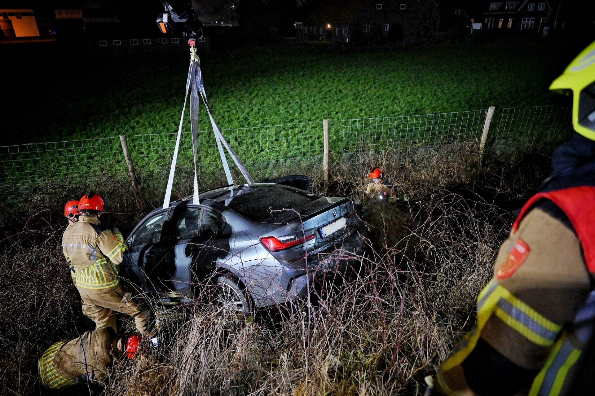 Automobilist crasht op afrit van snelweg en vlucht te voet