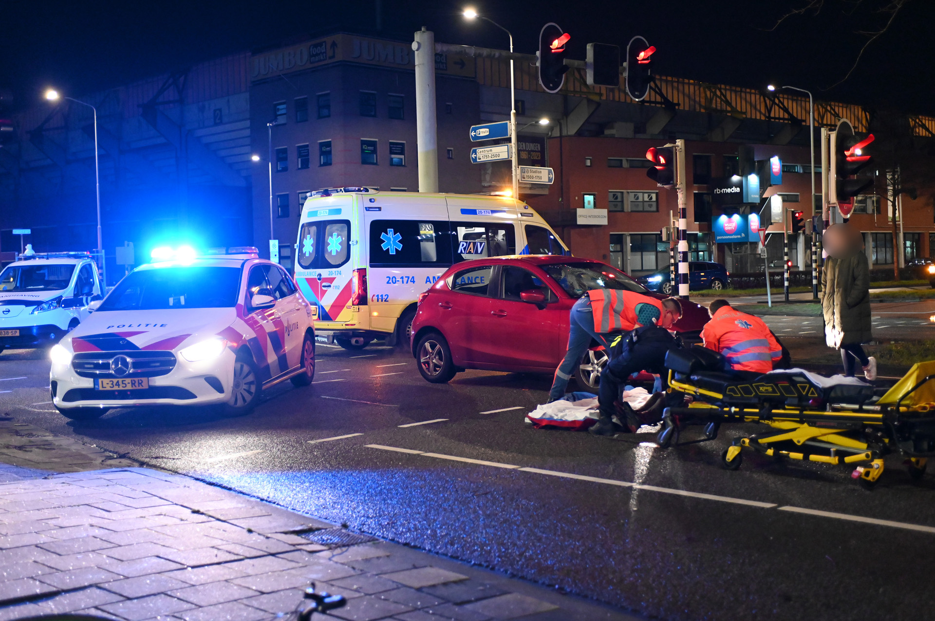 Fietser geschept door auto tijdens oversteken