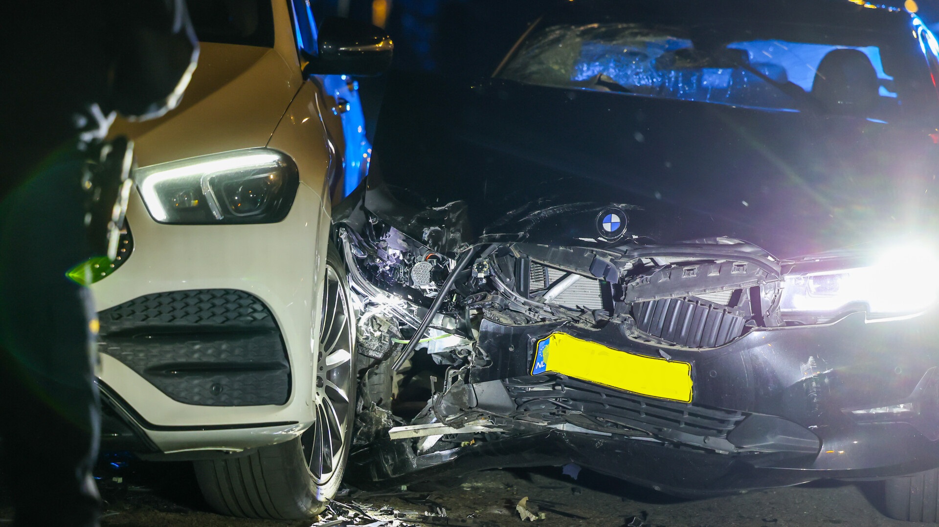 Veel schade na botsing tussen twee auto’s