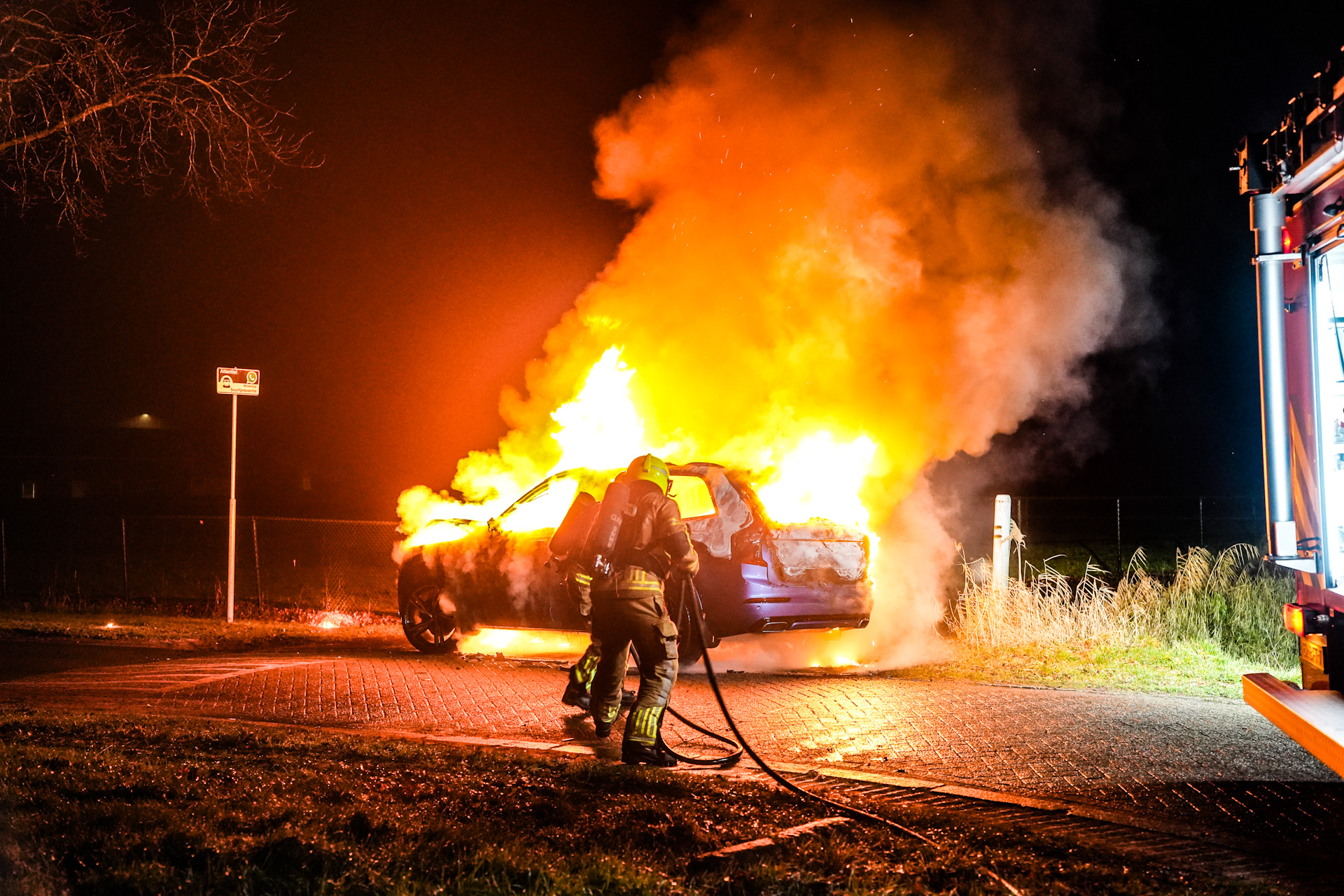Bestuurder merkt problemen tijdens rijden en rijdt toch door: auto uitgebrand