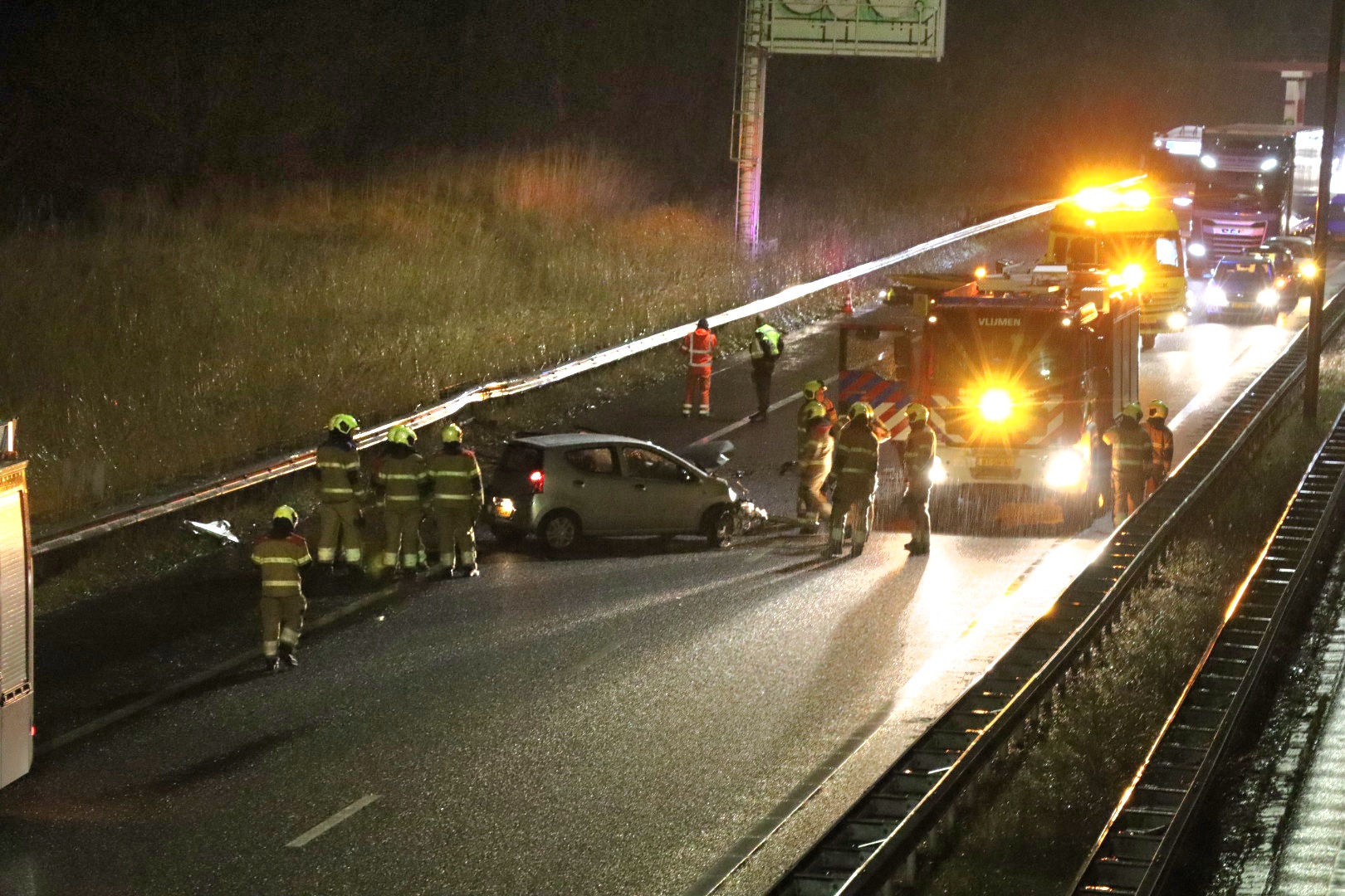 Auto botst tegen vangrail op A59