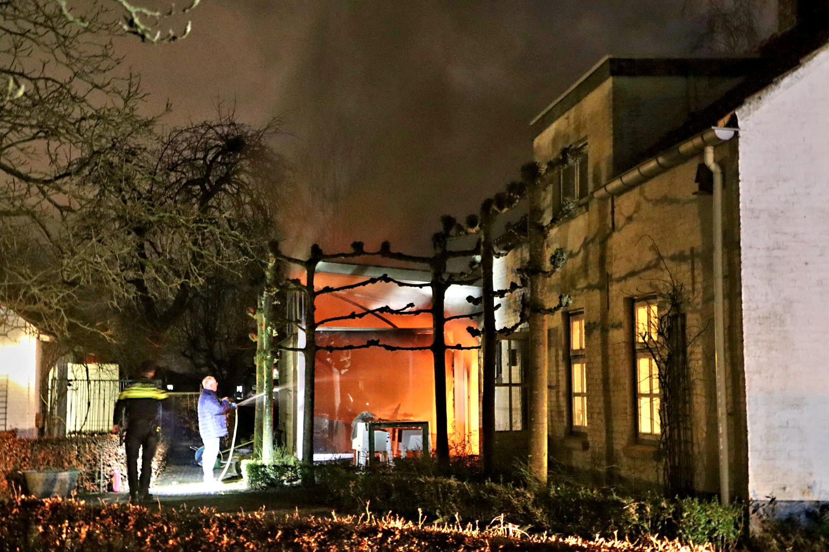 Uitslaande brand in woning: omstanders starten bluspoging met tuinslang