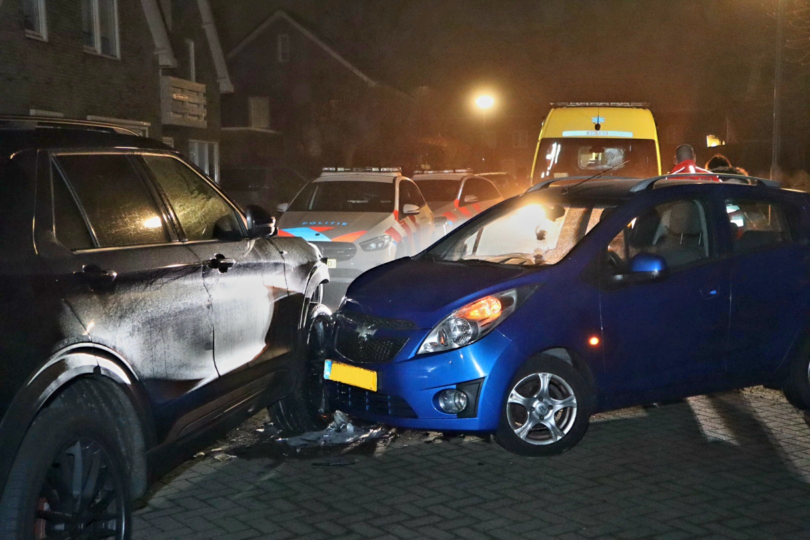 Automobiliste wordt onwel en botst tegen geparkeerde auto