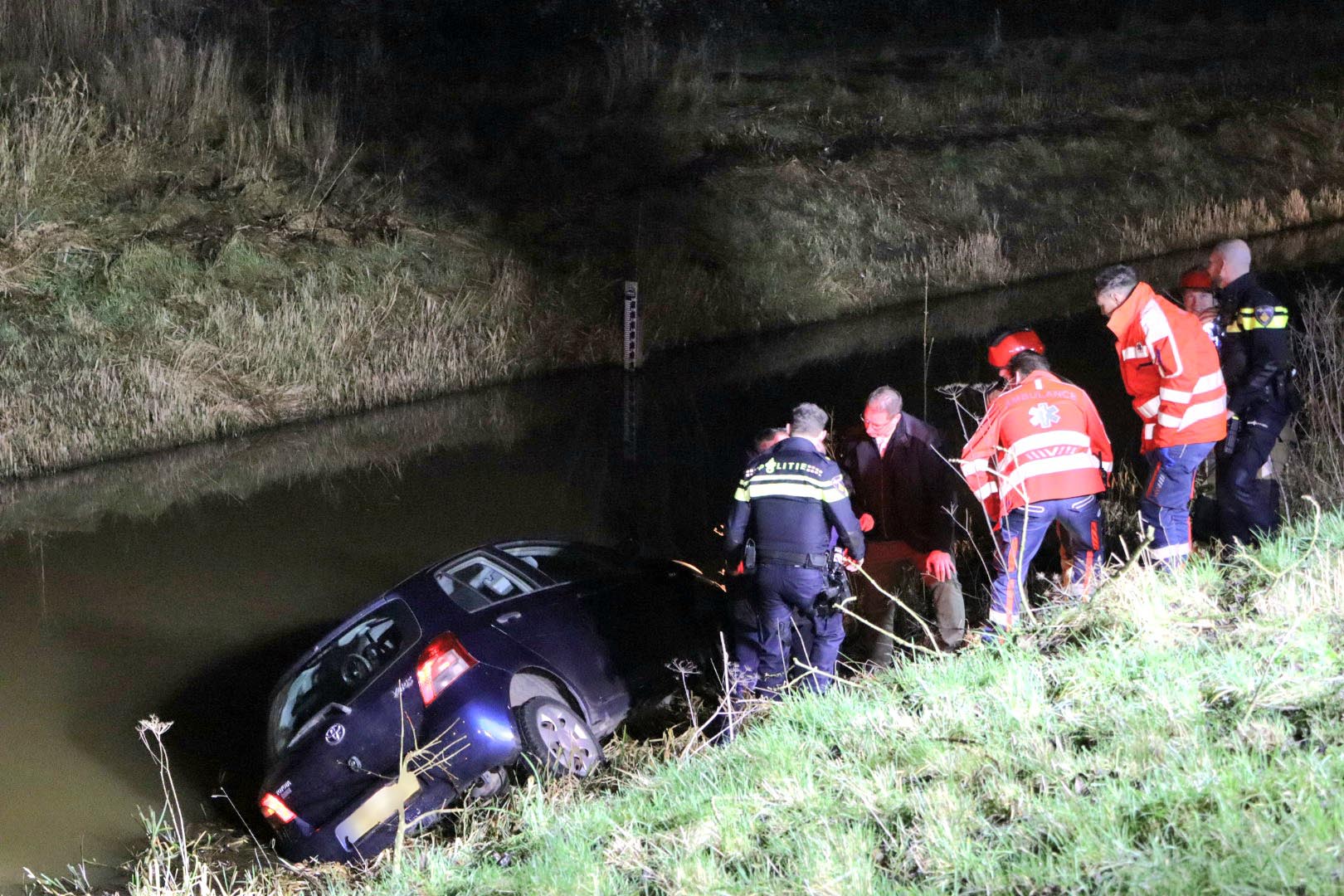 Voorbijgangers redden oudere vrouw uit auto nadat ze de sloot in rijdt