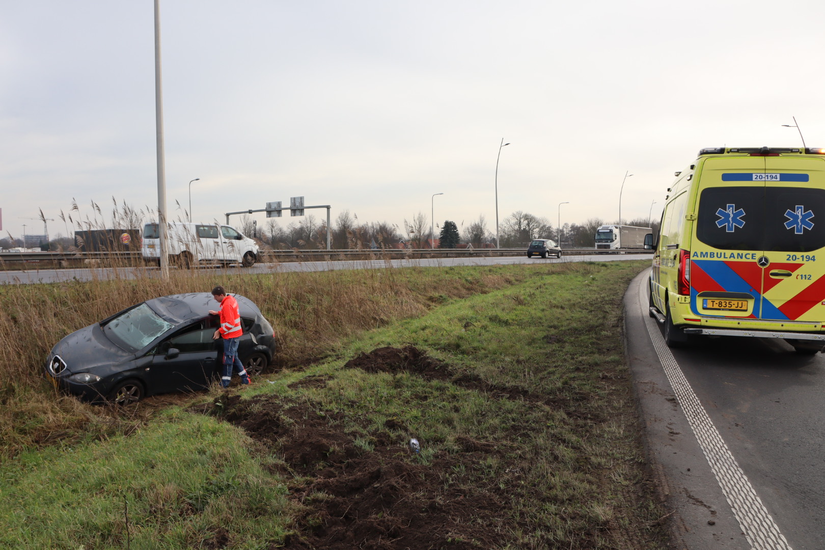 Vrouw verliest controle over stuur en belandt ondersteboven in de berm