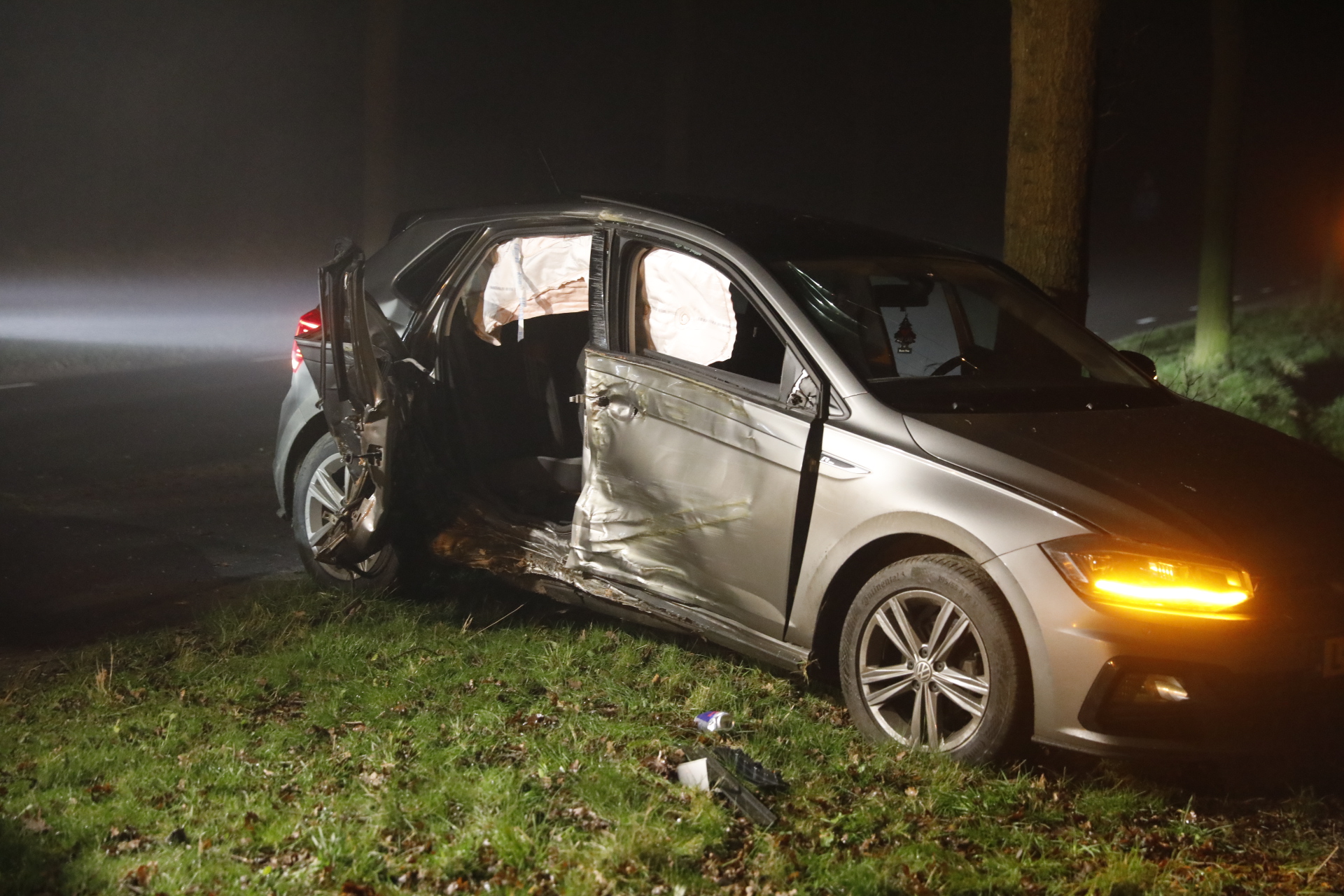 Auto botst tegen boom, bestuurder met schrik vrij