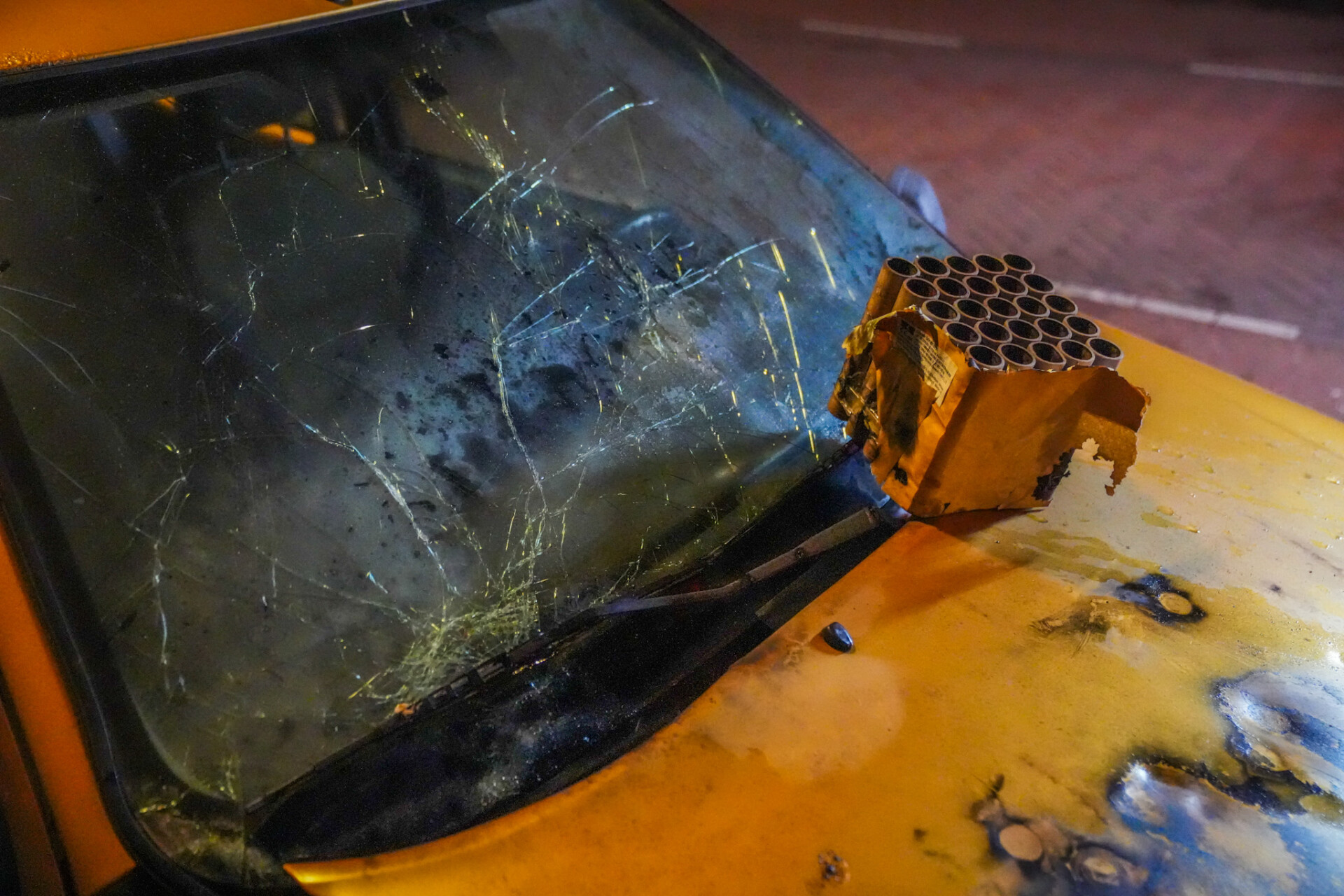 Auto en scooter vernield door vuurwerk