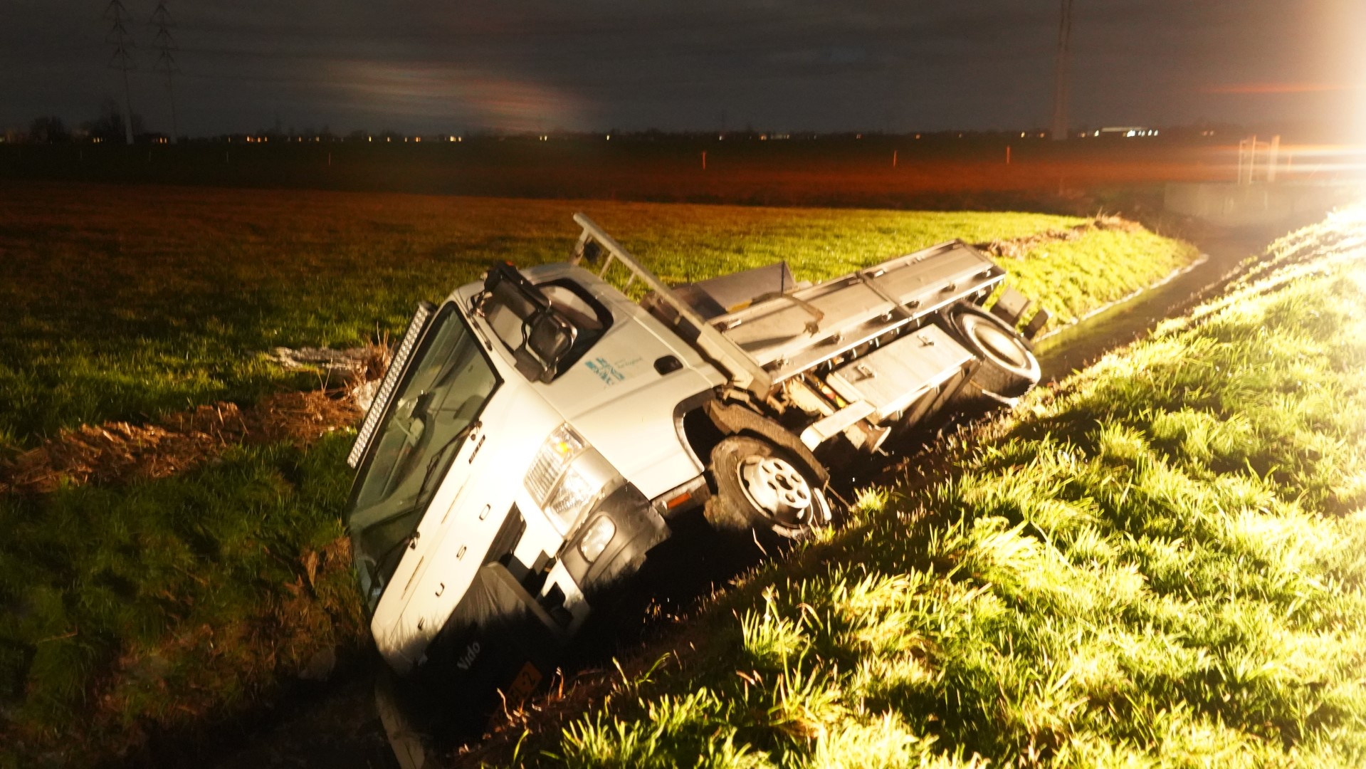 Strooiwagen belandt in de sloot