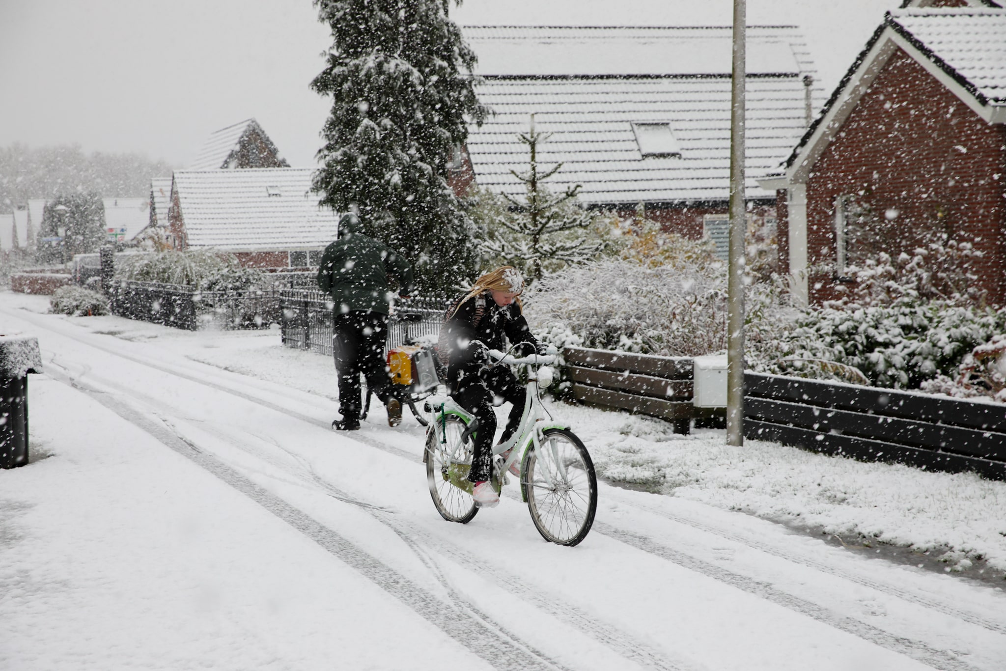 Zondagochtend code geel voor gladheid door sneeuw in heel Nederland