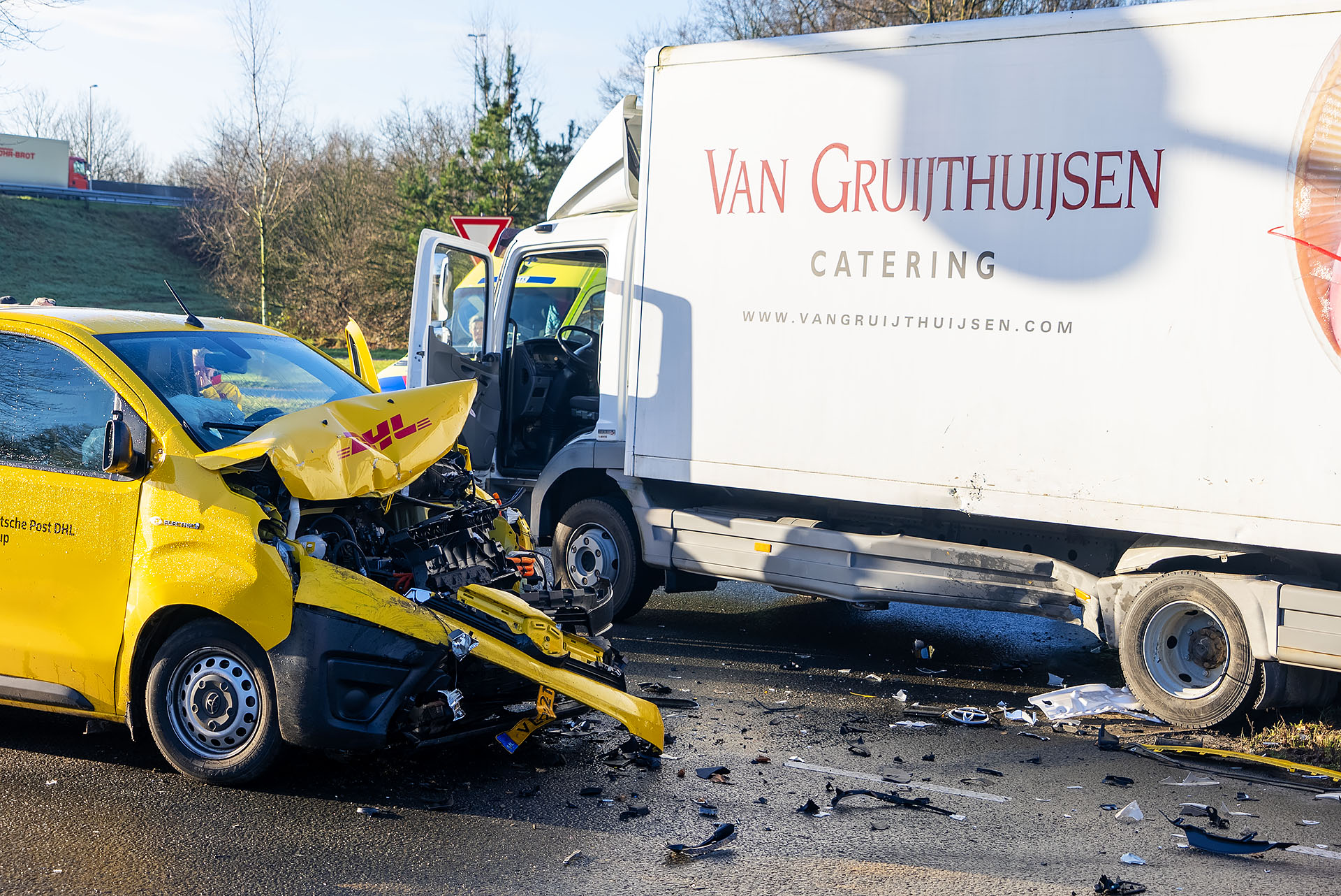 Vrachtwagen en pakketbezorger botsen bij afrit van snelweg