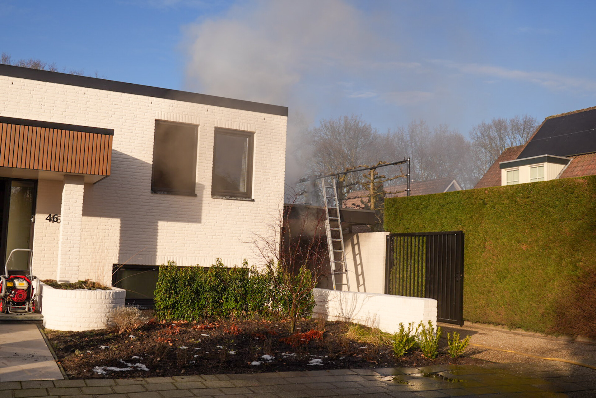 Woning loopt flinke schade op na brand onder carport