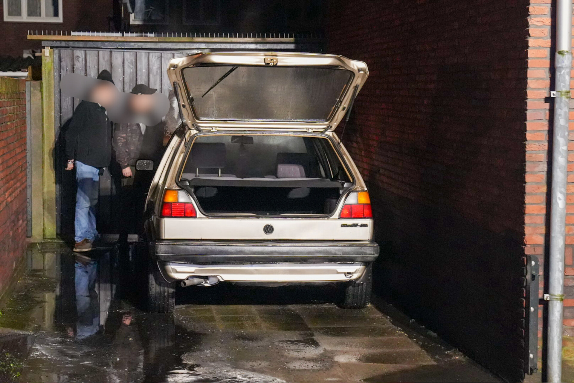 Geparkeerde auto vliegt in brand