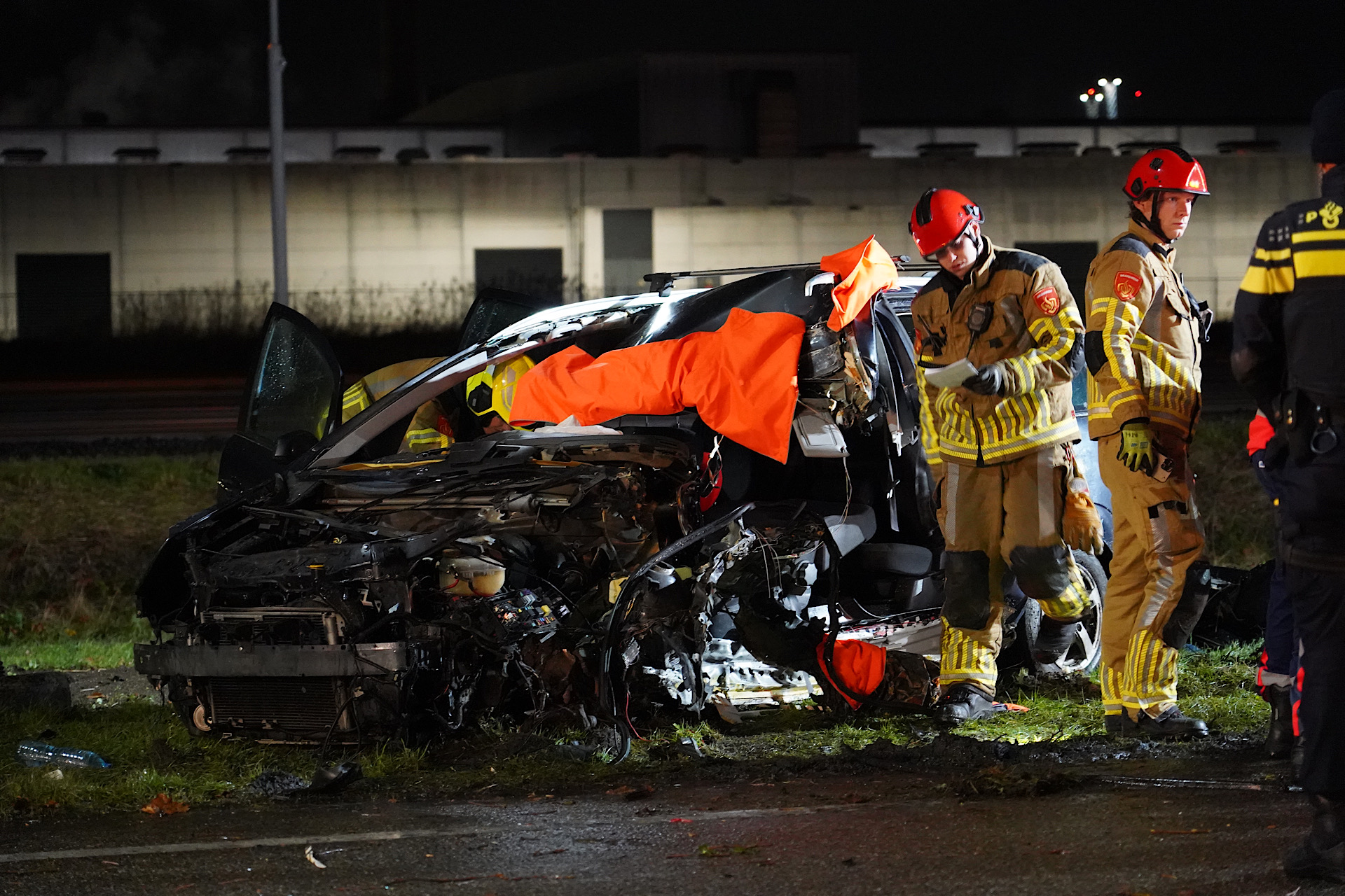 Persoon zwaargewond na crash met auto tegen boom