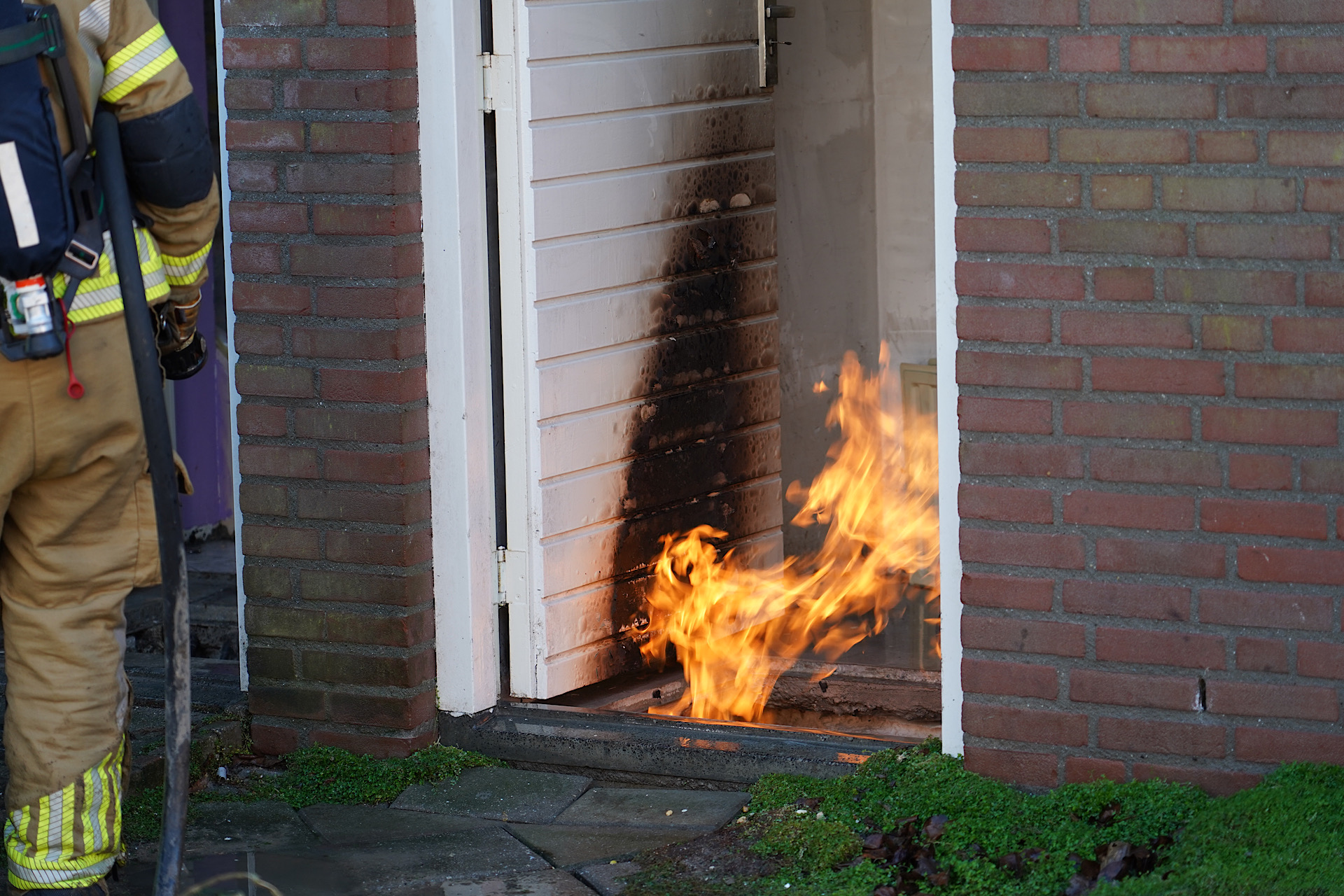 Gasleiding vliegt in brand onder woning