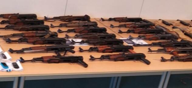 OM eist 10 jaar cel tegen broer en zus voor betrokkenheid omvangrijk wapenarsenaal