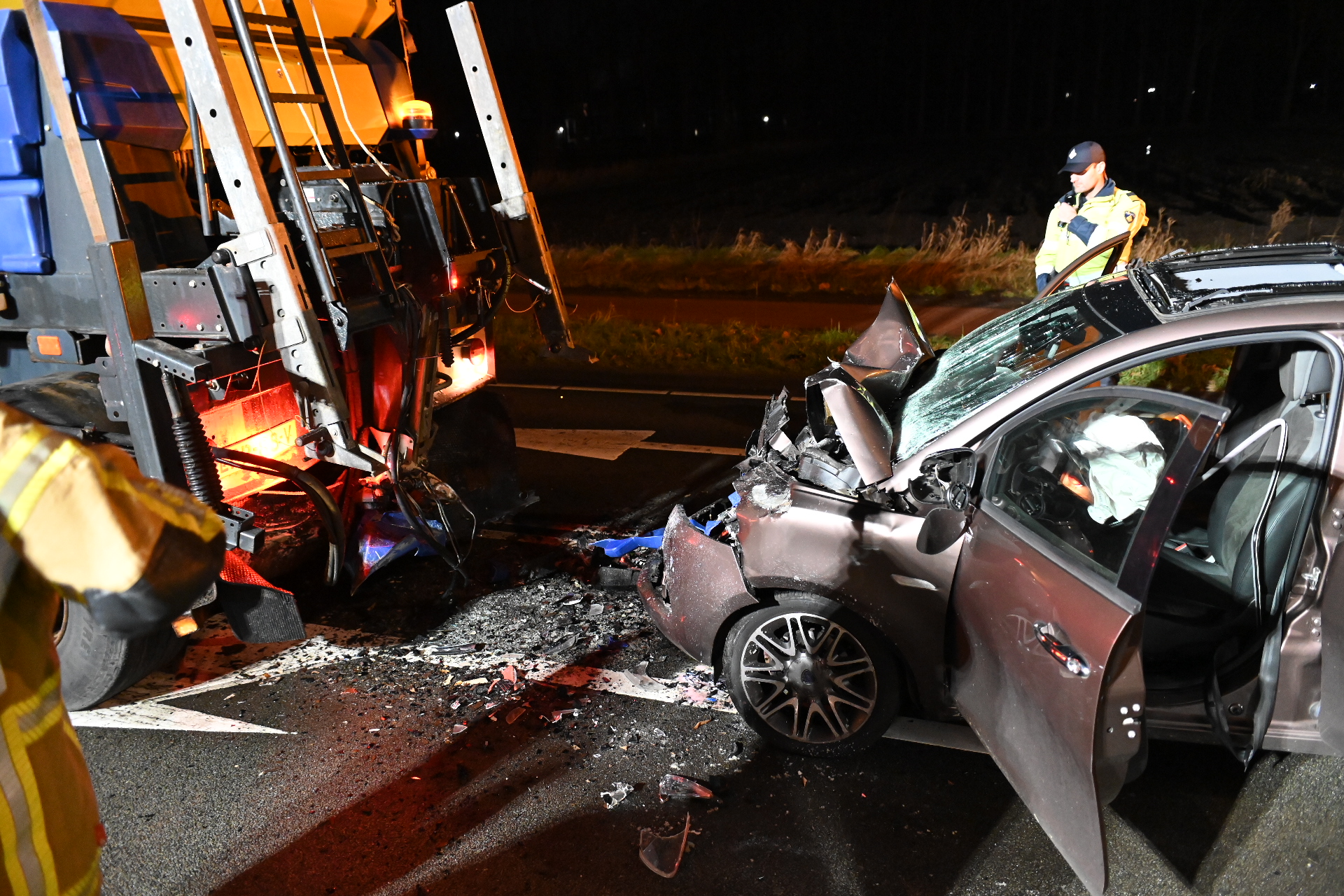 Twee doden na ongeluk tussen auto en strooiwagen